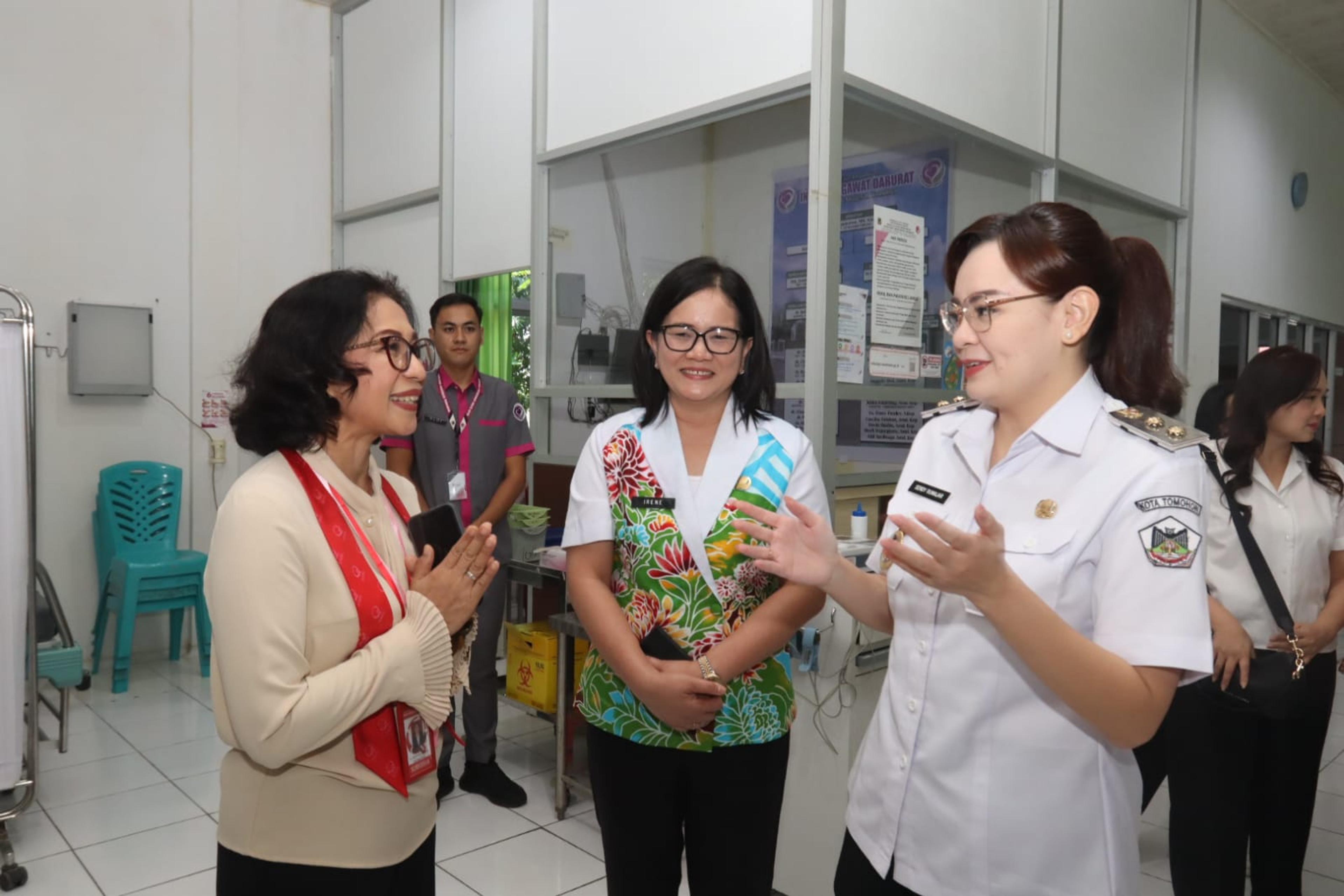 Wawali Tomohon Sendy Rumajar saat meninjau Pelaksanaan Survei Akreditasi Komisi KARS di RSUD Anugerah Tomohon. (Ist)