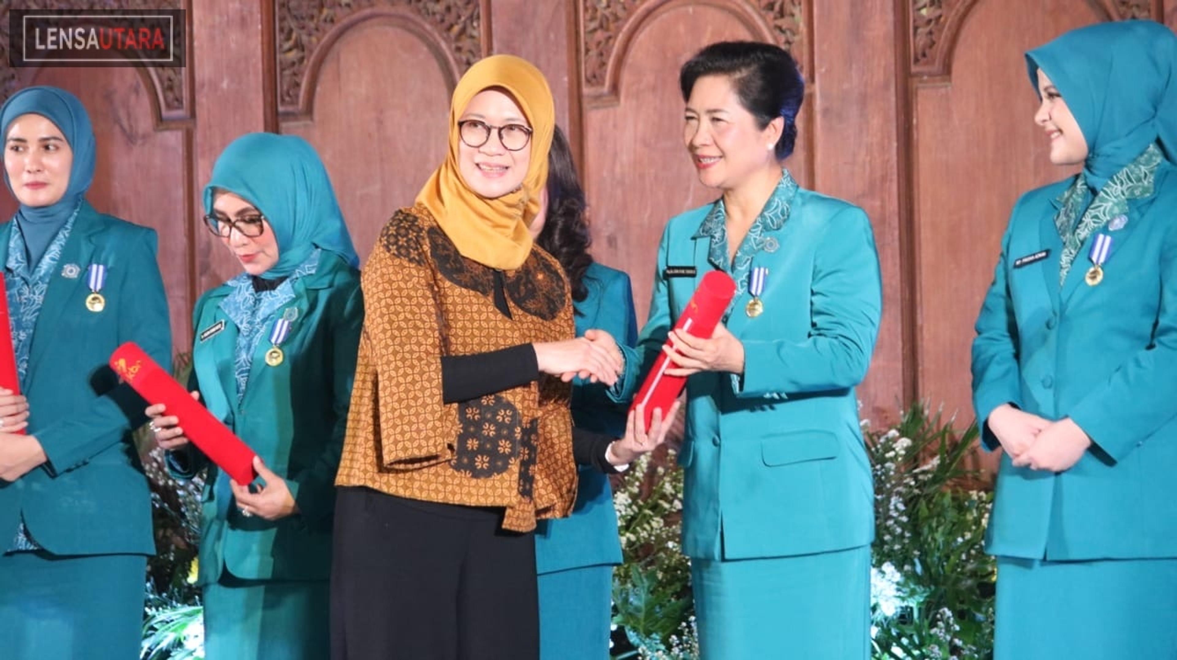 Ketua TP PKK Kota Tomohon Terima Penghargaan Manggala Karya Kencana