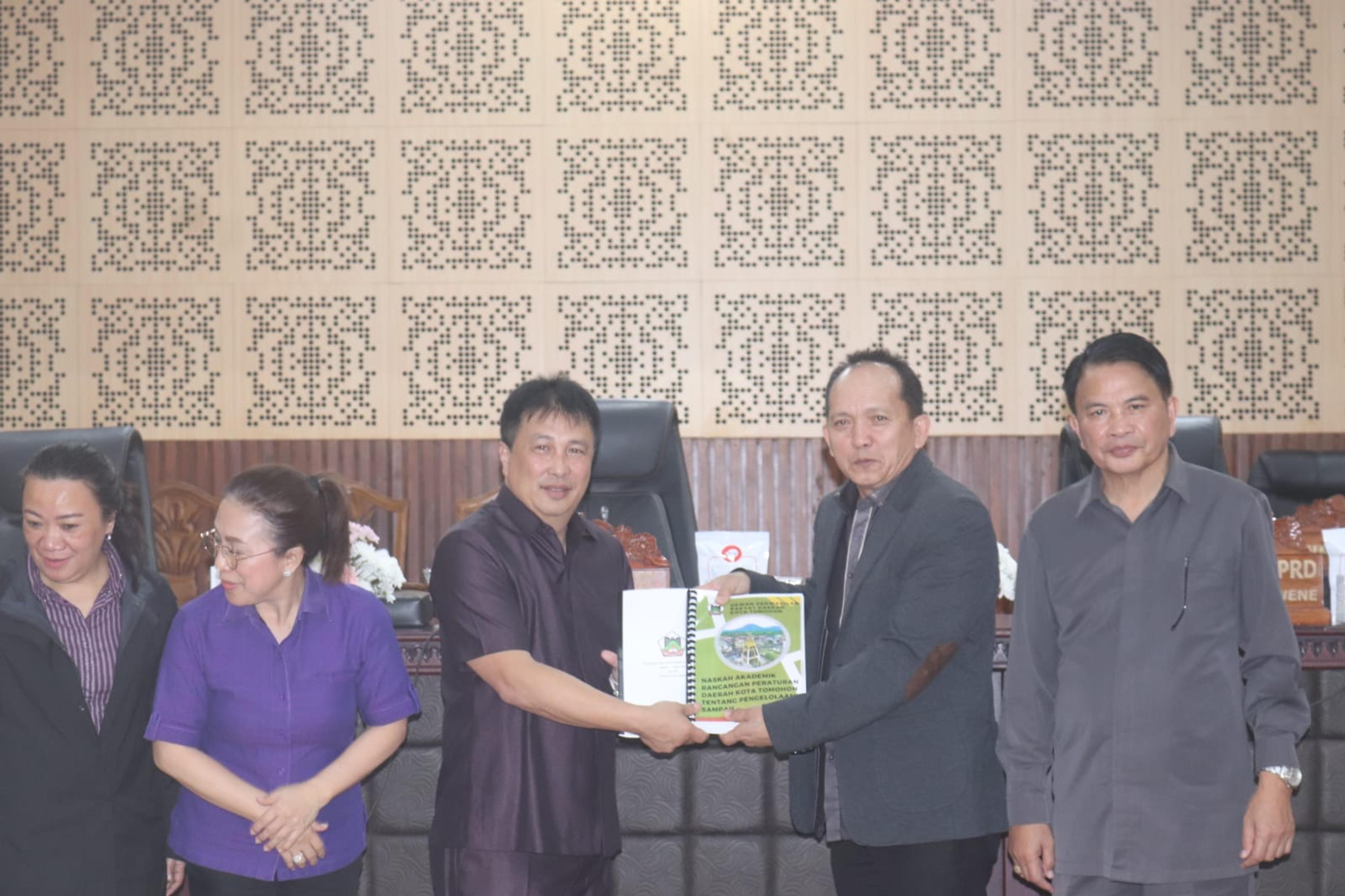 Walikota Caroll Dukung PERDA Tentang Pengelolaan Sampah