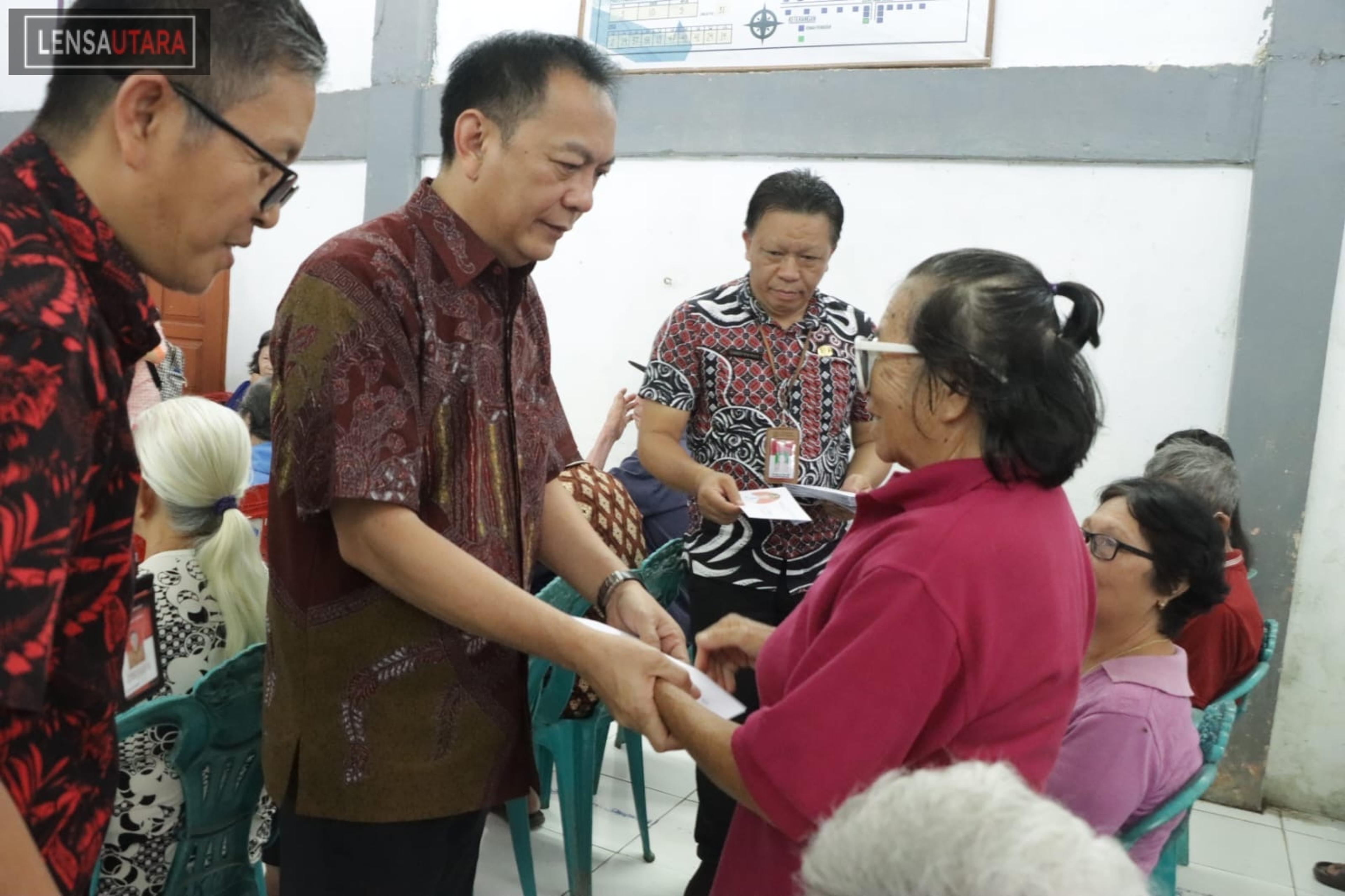 Walikota Caroll Serahkan Bansos Lansia di Tomohon Barat