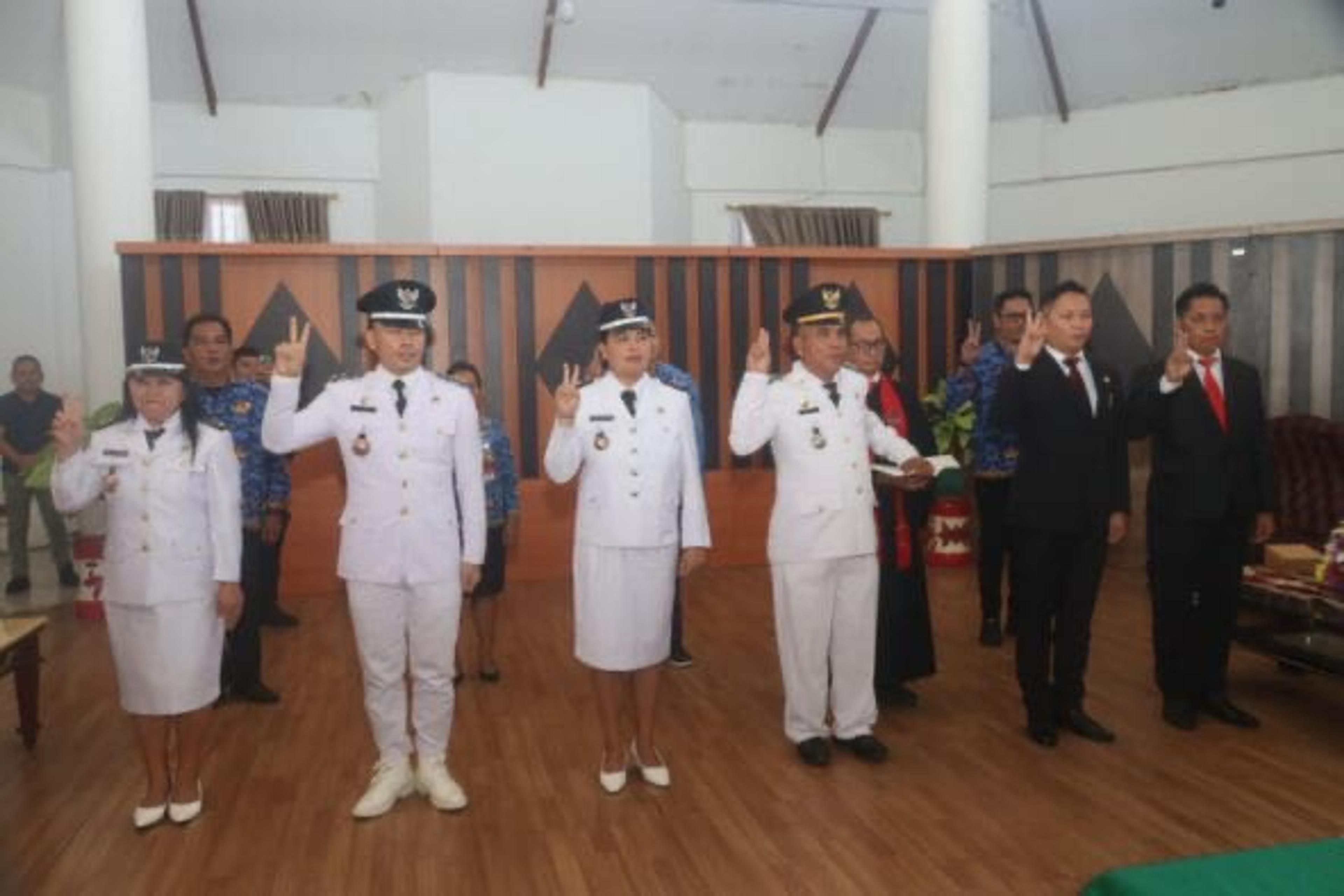 Pejabat Administrator dan Pengawas di Lingkungan Pemkot Tomohon Dilantik Sekda Edwin Roring