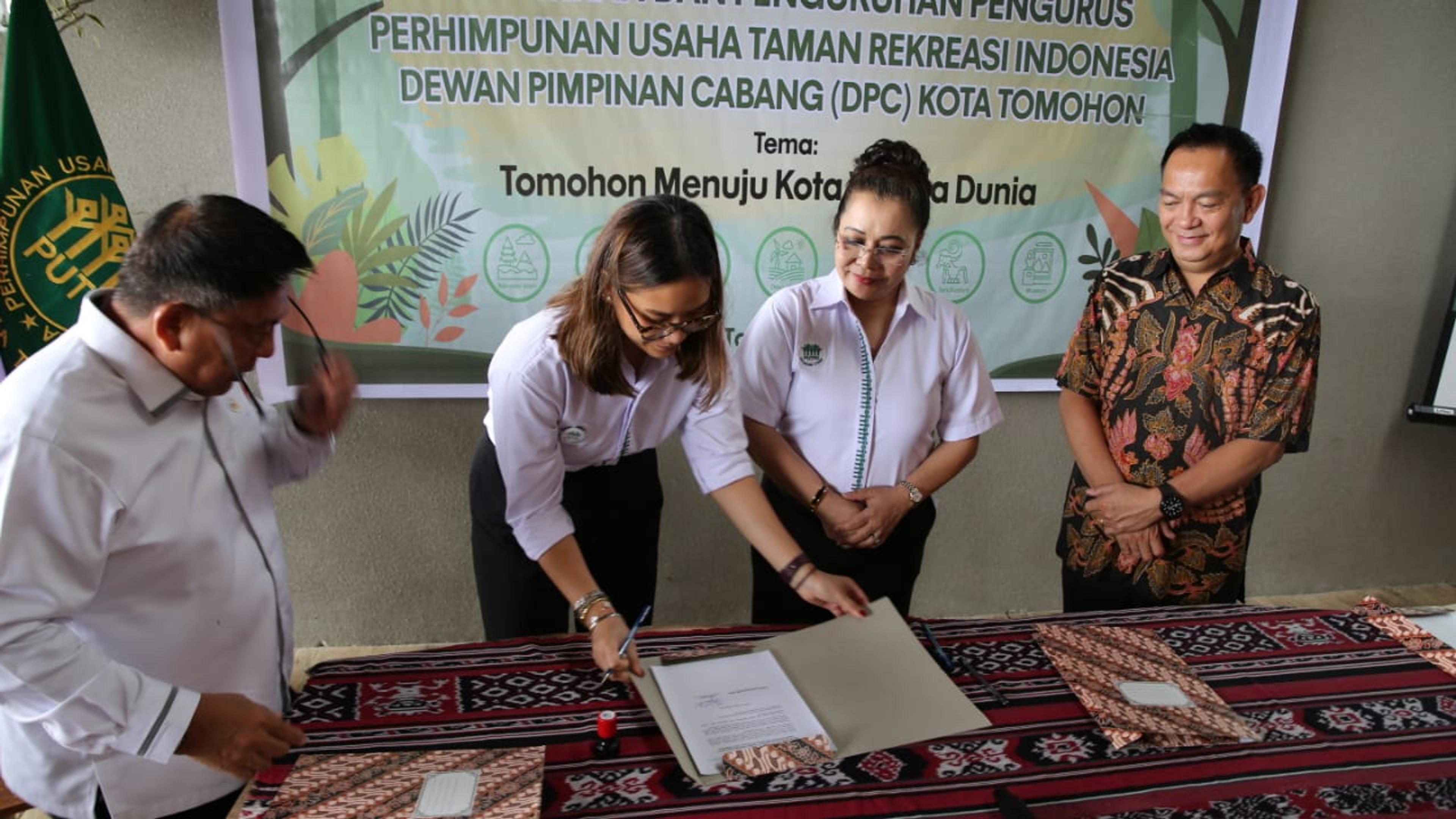 DPC PUTRI Tomohon Dikukuhkan Walikota Caroll Senduk, Carlina Tewu Ketua Terpilih