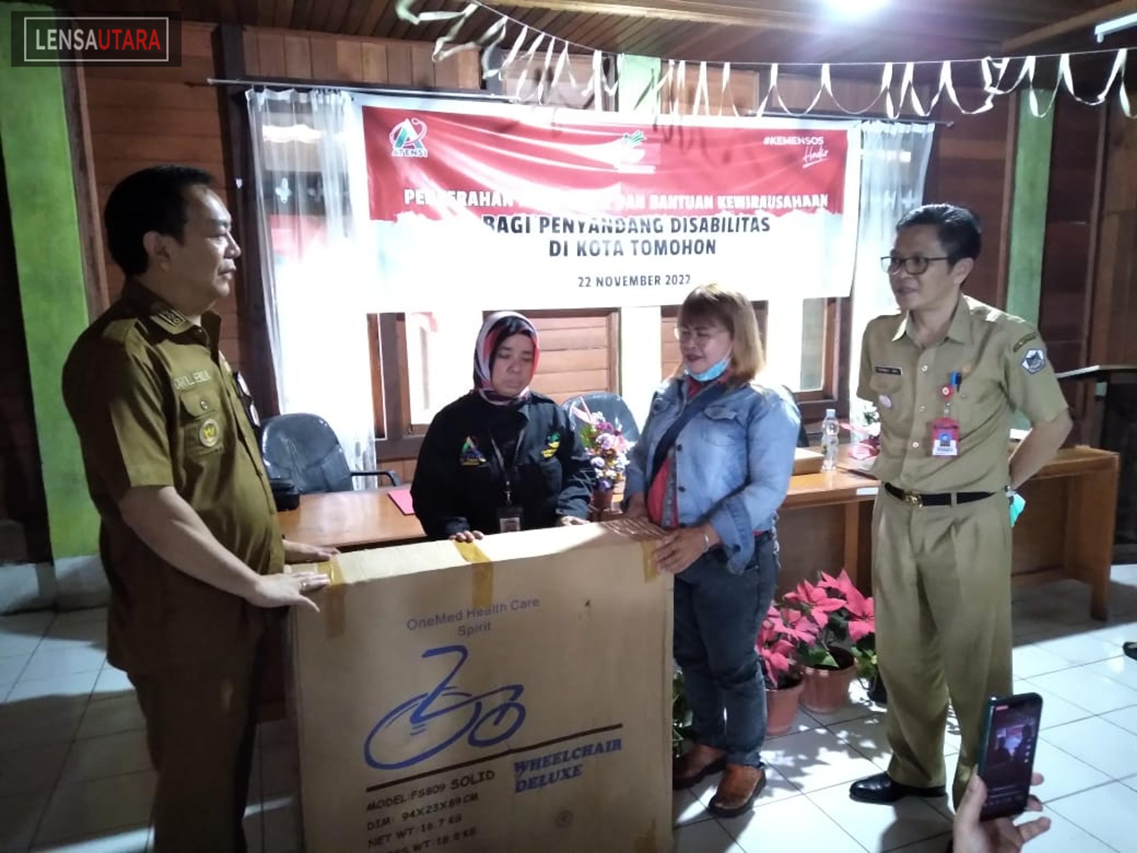 Penyandang Disabilitas di Tomohon Terima Bantuan untuk Wirausaha
