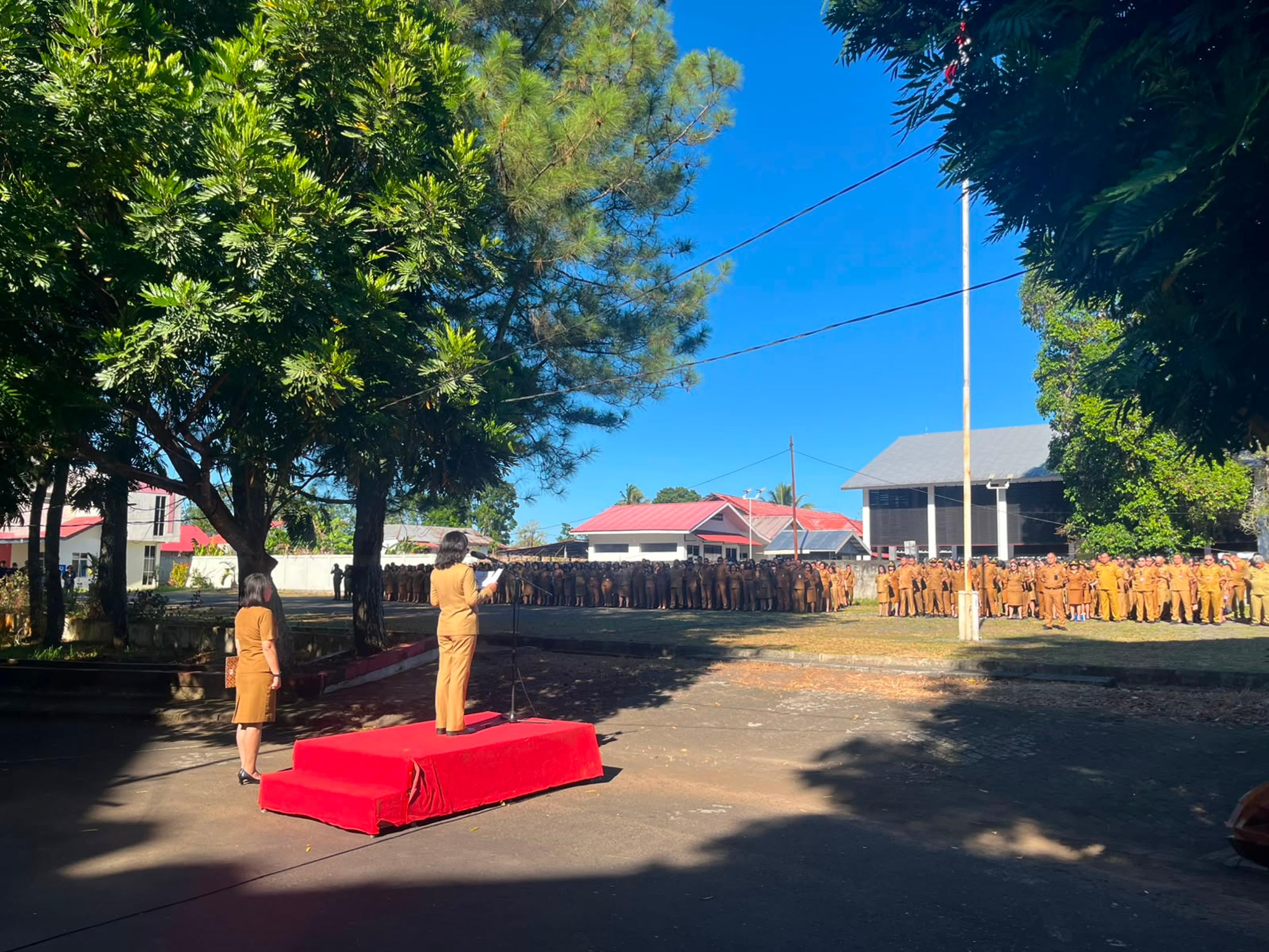 Wali Kota Tomohon diwakili Kepala Dinas Koperasi dan UKM Kota Tomohon, Ir. Nova Siska Rompas, memimpin Apel Kerja Perdana Awal Bulan Agustus Tahun 2026 di lingkungan Pemerintah Kota Tomohon. (Ist)