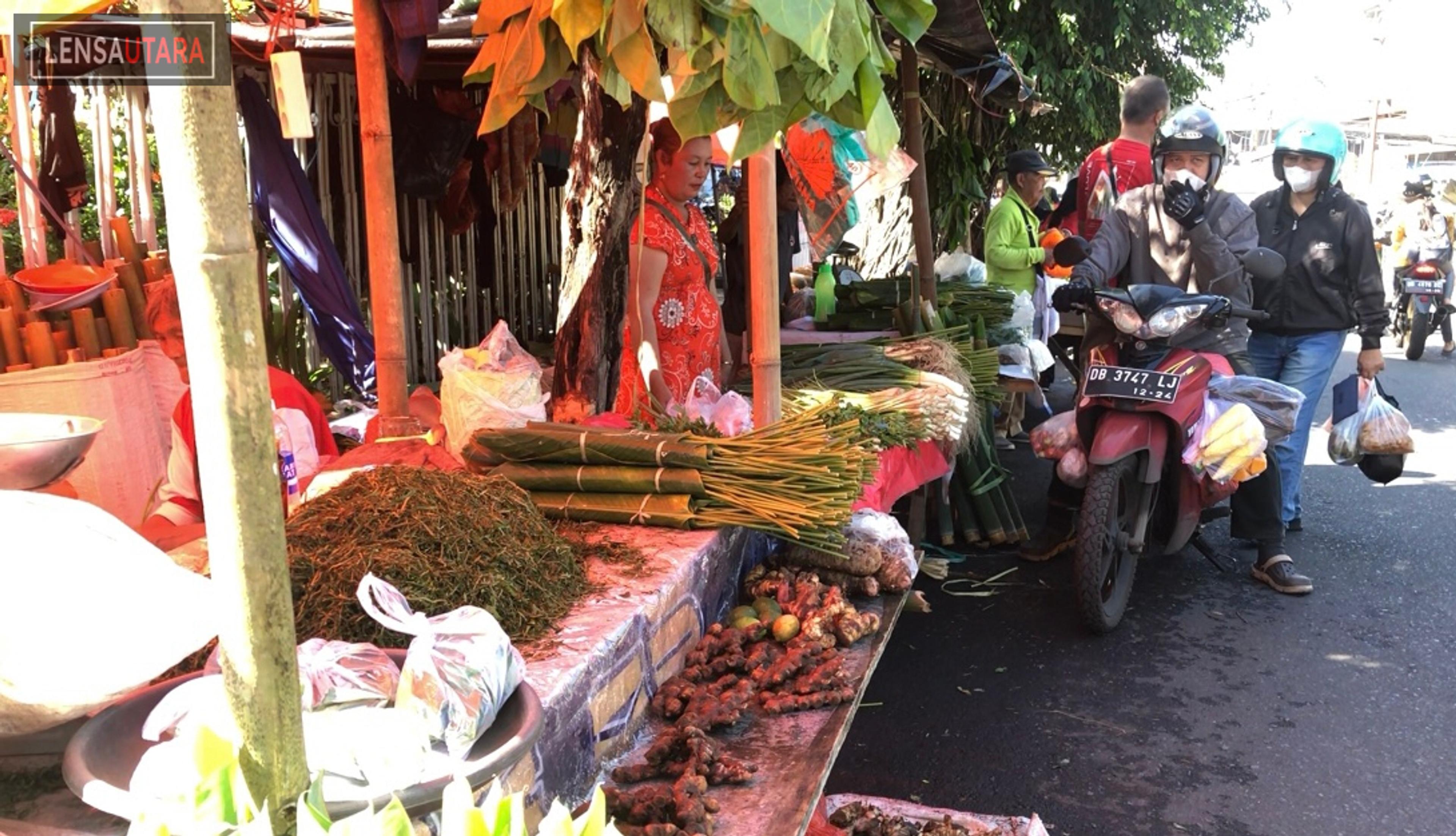 2 Hari Jelang Natal, Dagangan Bambu dan Daun-daunan Penuhi Pasar Karombasan