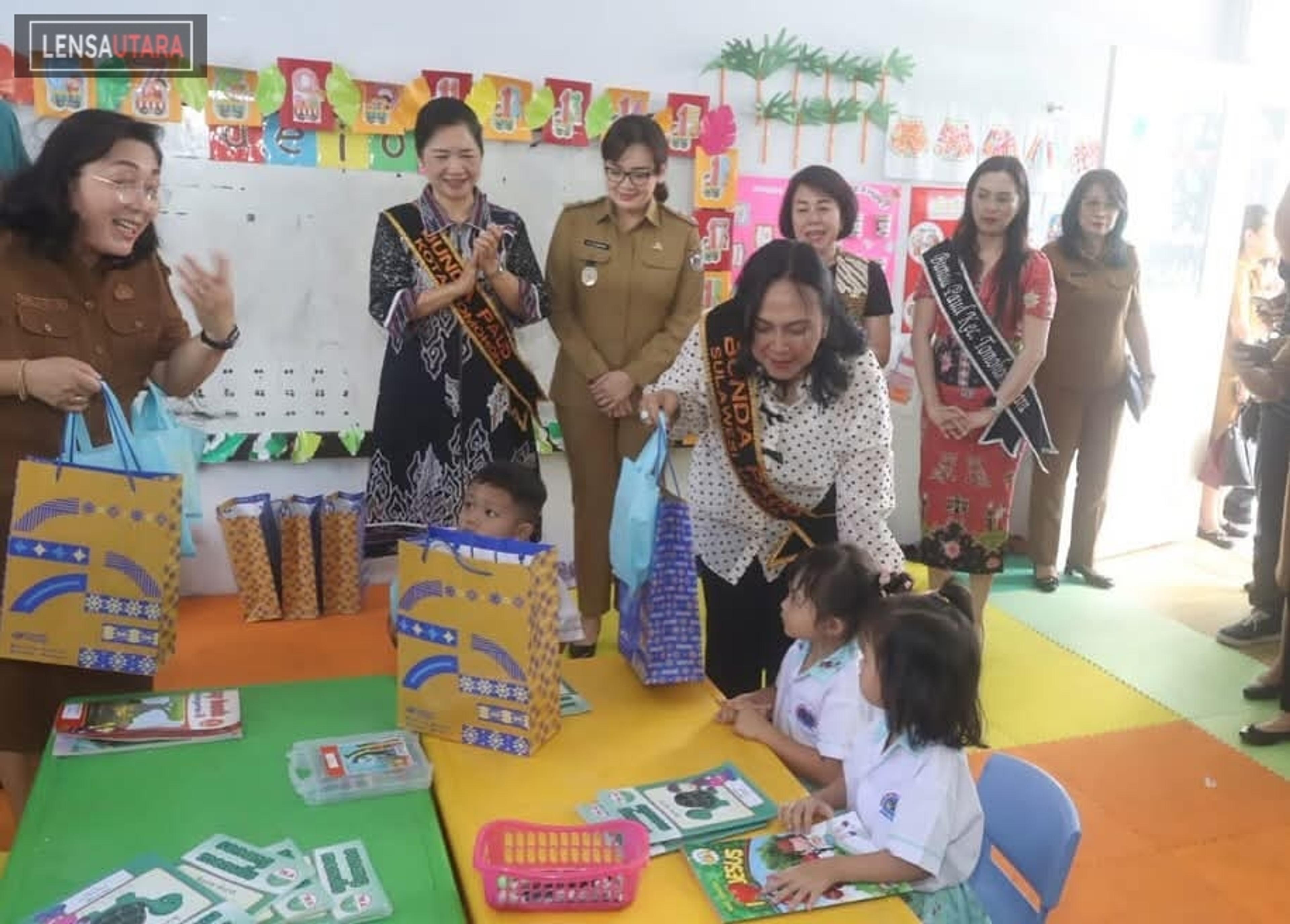 Ketika Bunda Anik, Jeaned’arc dan SendyBermain Bersama Anak PAUD Happy Holy Kids Tomohon