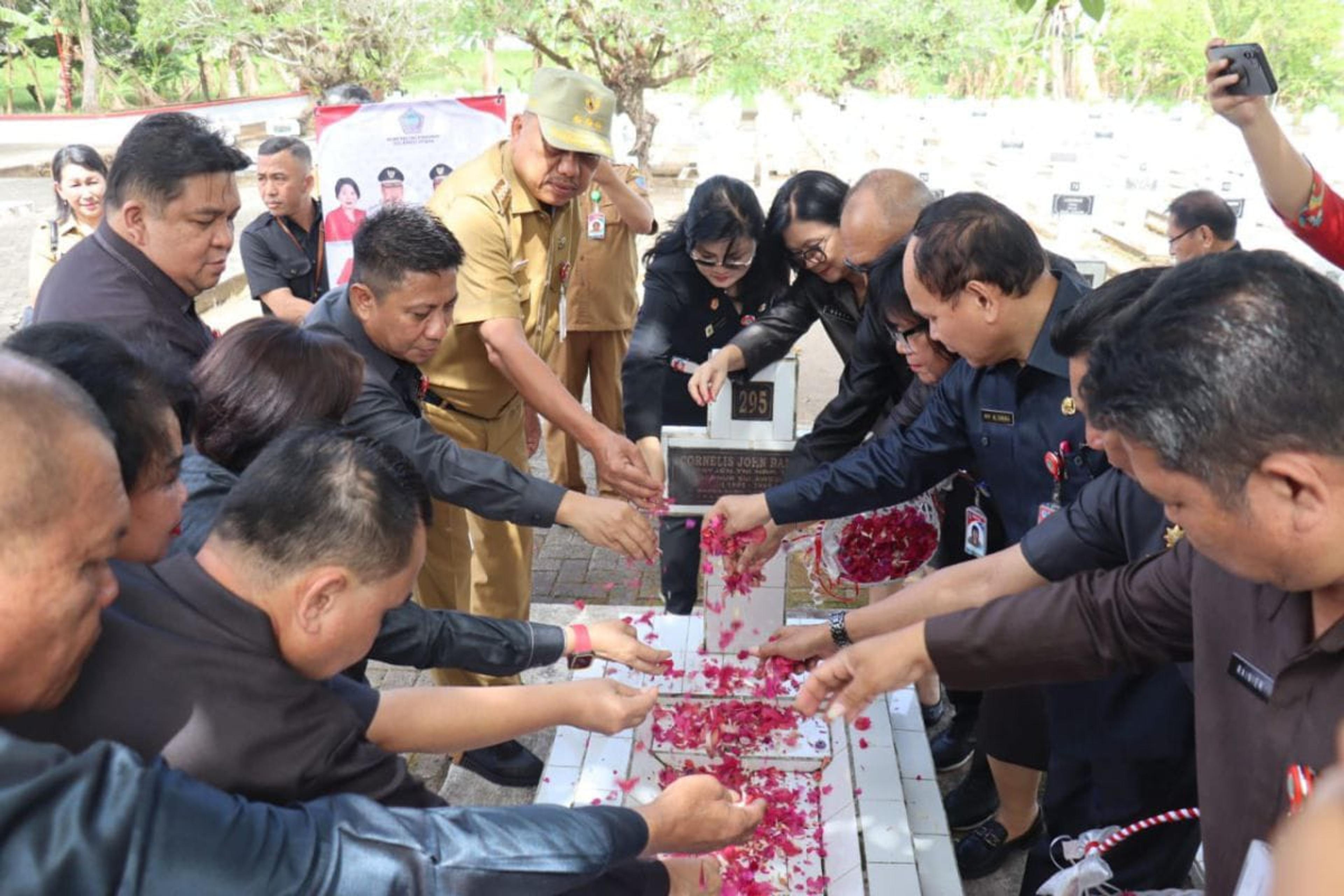 Sambut HUT Provinsi ke-59, Gubernur dan Wagub Ziarah ke Makam Gubernur Terdahulu
