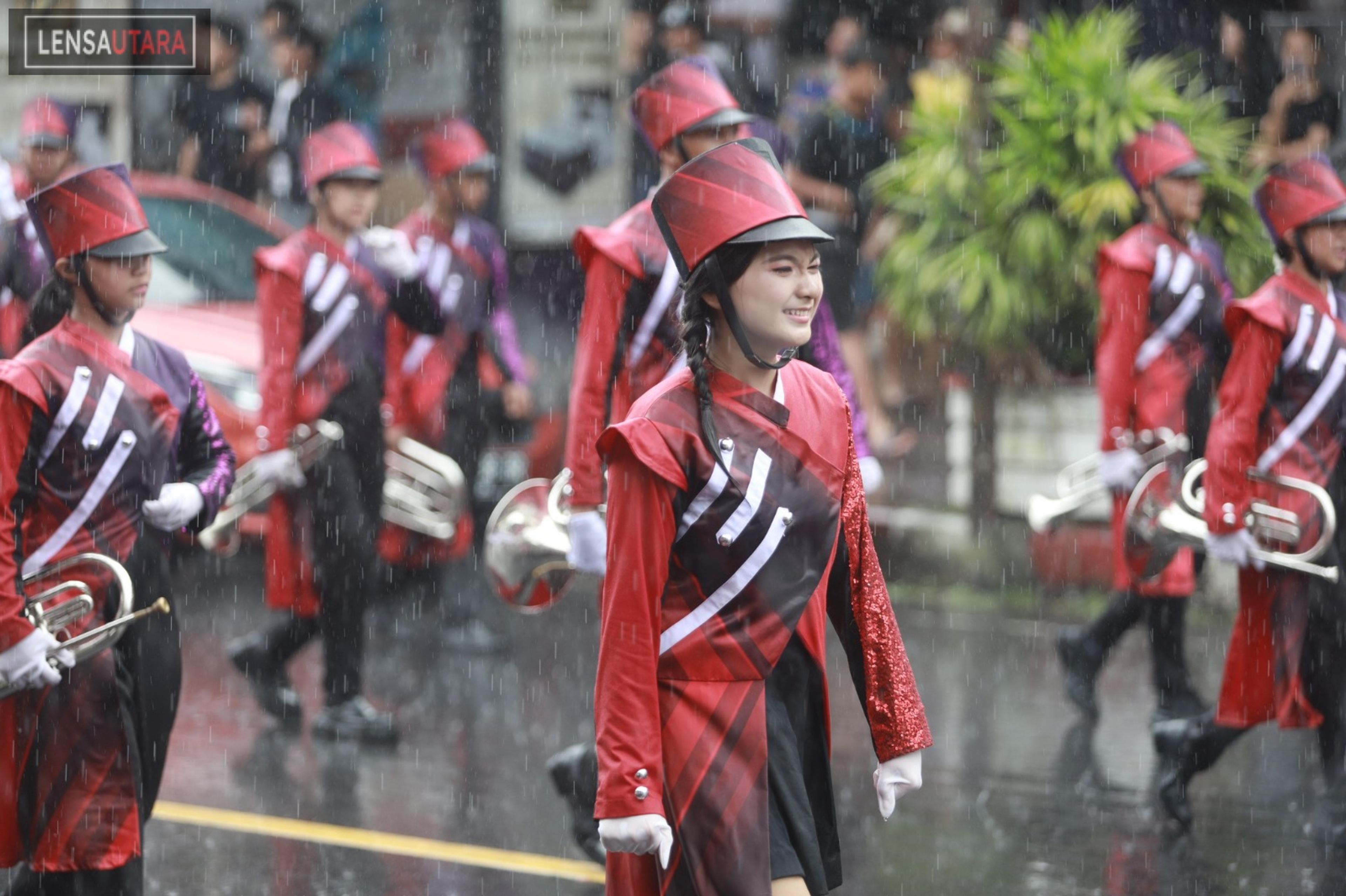 Meski Diguyur Hujan, Pawai Dalam Rangka Hardiknas Tetap Meriah