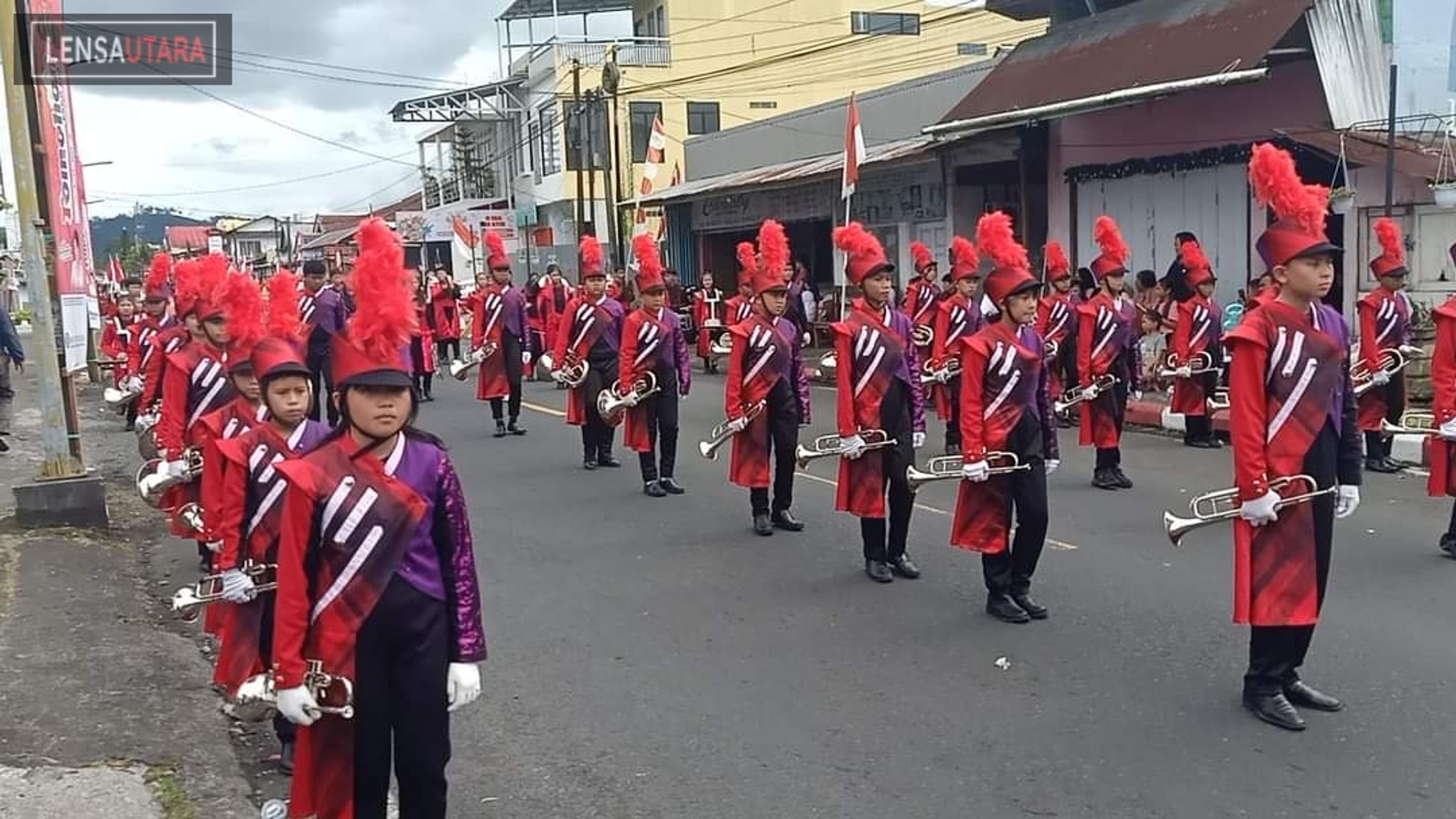 Disaksikan Ribuan Warga, Defile HUT Proklamasi di Tomohon Berlangsung Meriah