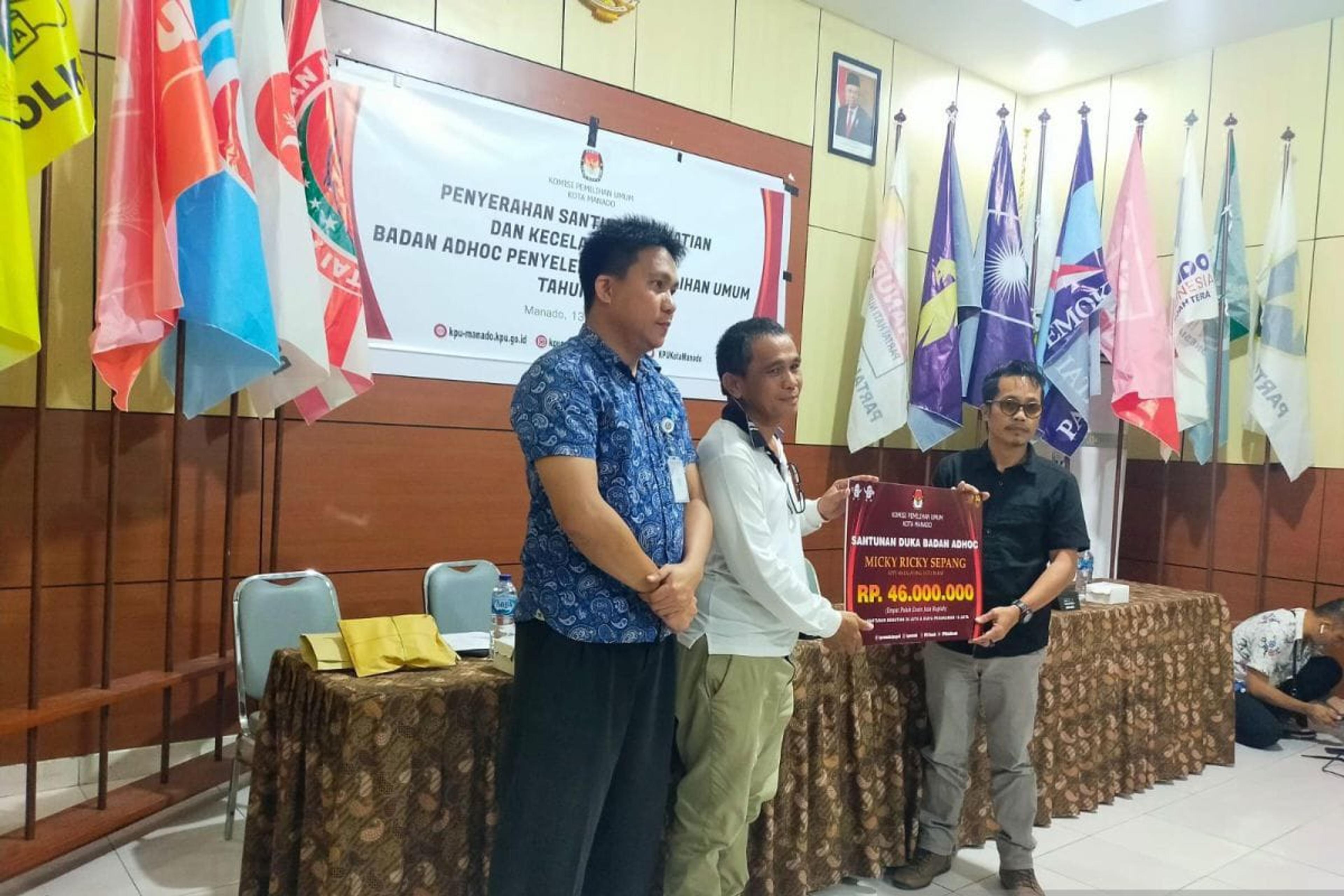 KPU Manado Serahkan Santunan ke Penyelenggara Pemilu Yang Sakit dan Meninggal