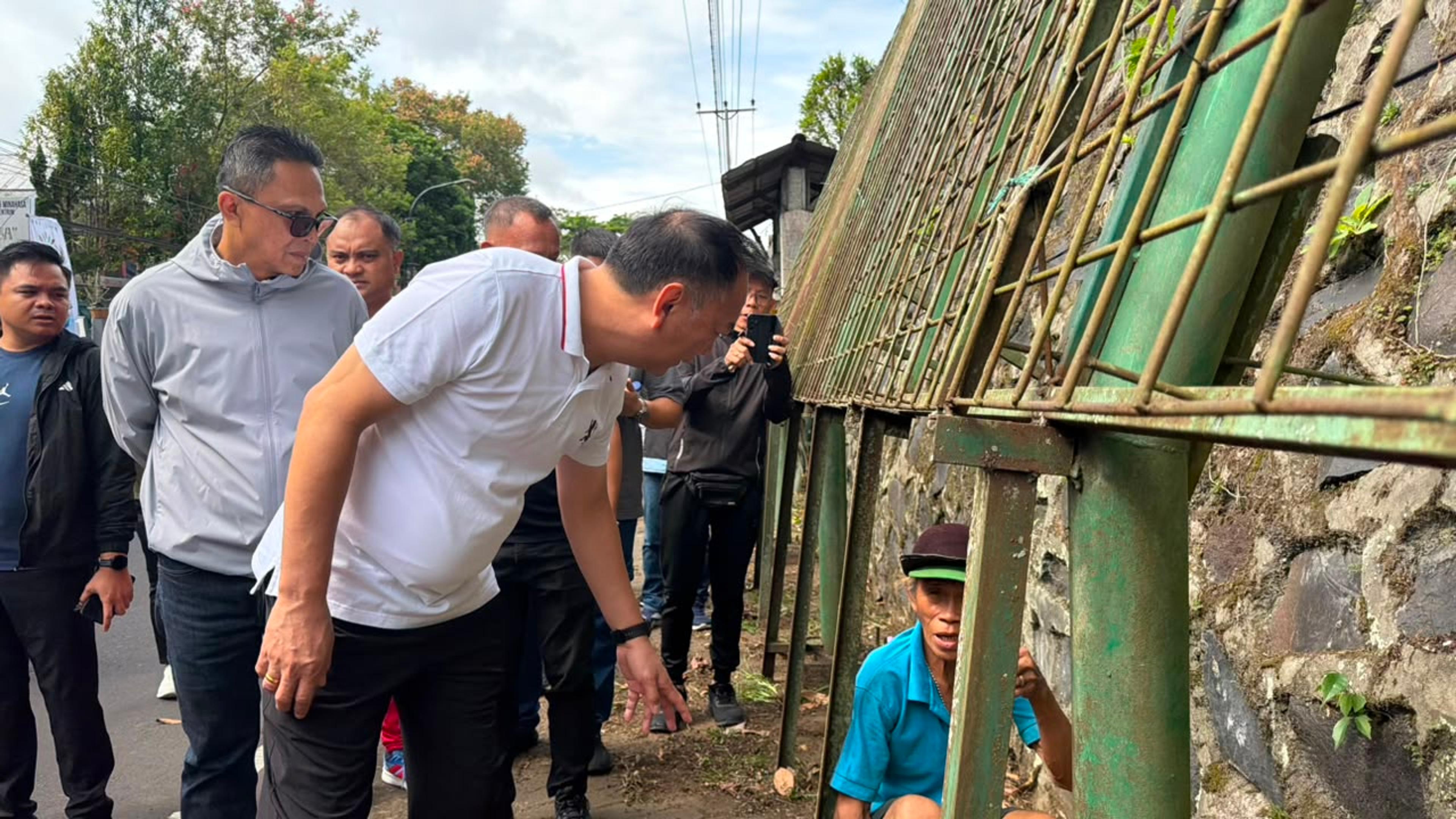 Wali Kota Tomohon Caroll Senduk bersama Sekretaris Daerah Kota Tomohon Edwin Roring melakukan inspeksi lapangan di sepanjang jalan protokol Kota Tomohon. (Ist)