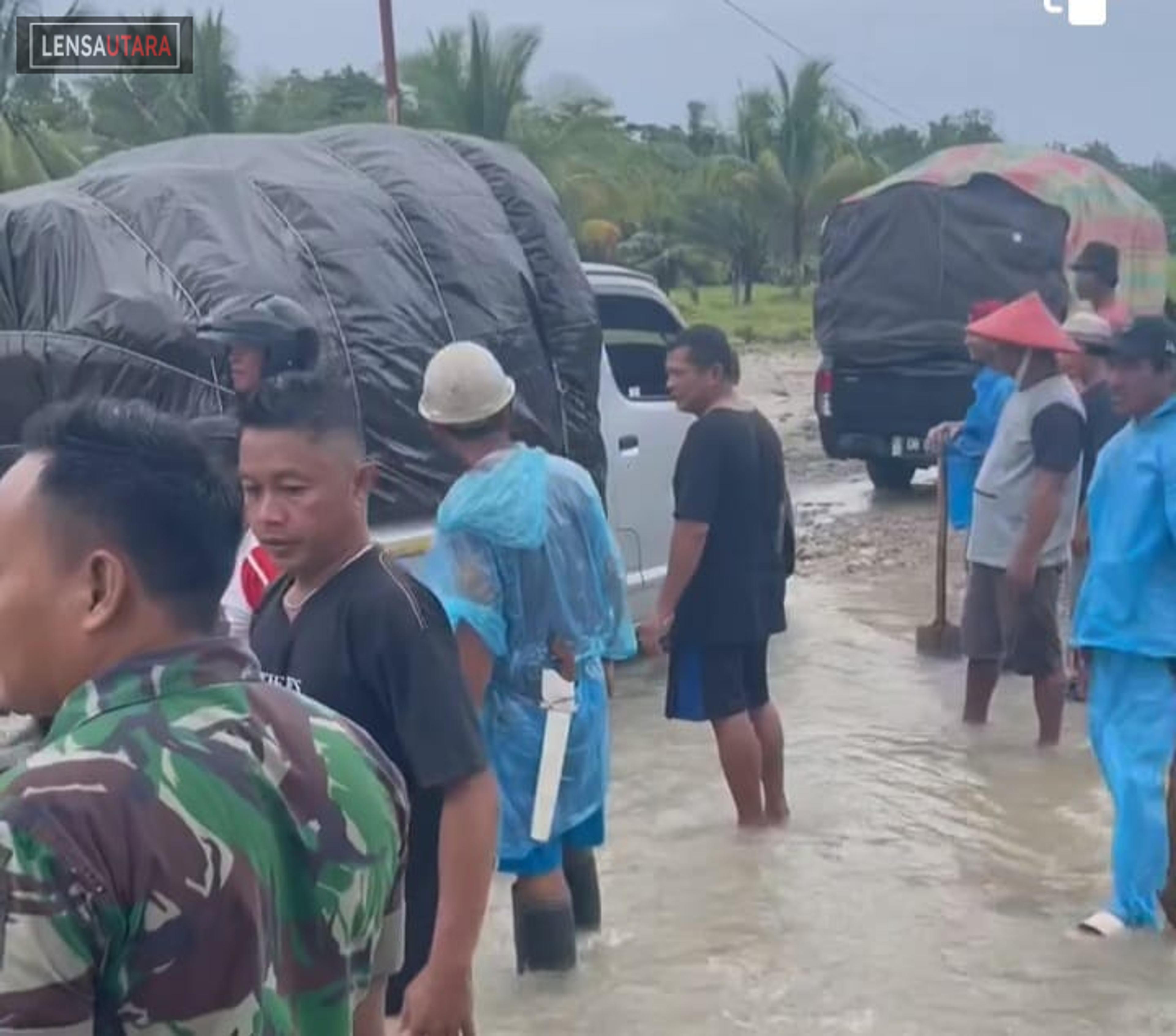 Air dan Bebatuan Tutupi Jalan Nasional di Sinonsayang Minsel