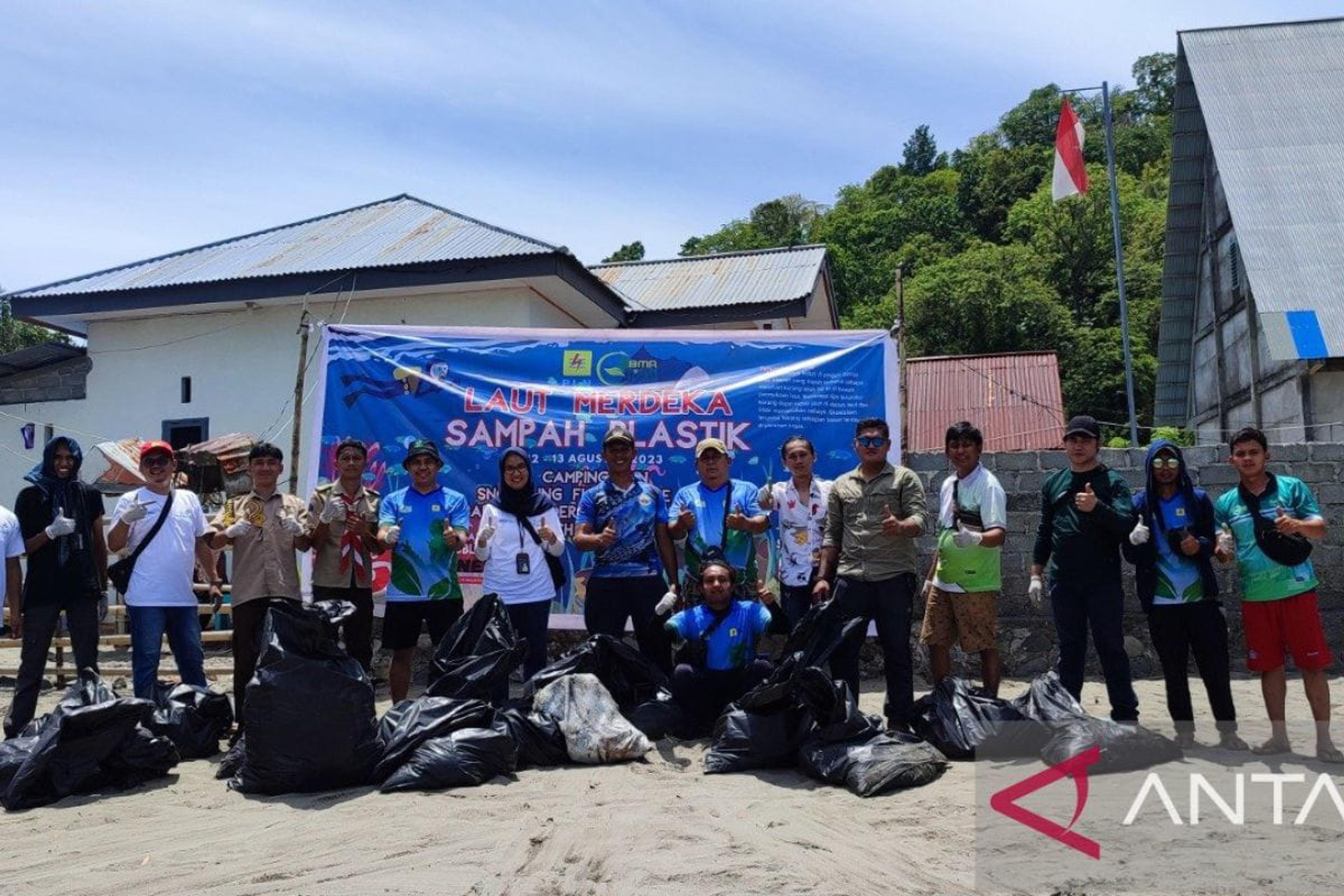 PLN Lakukan Bersih-bersih Sampah Plastik di Pantai Kotamobagu