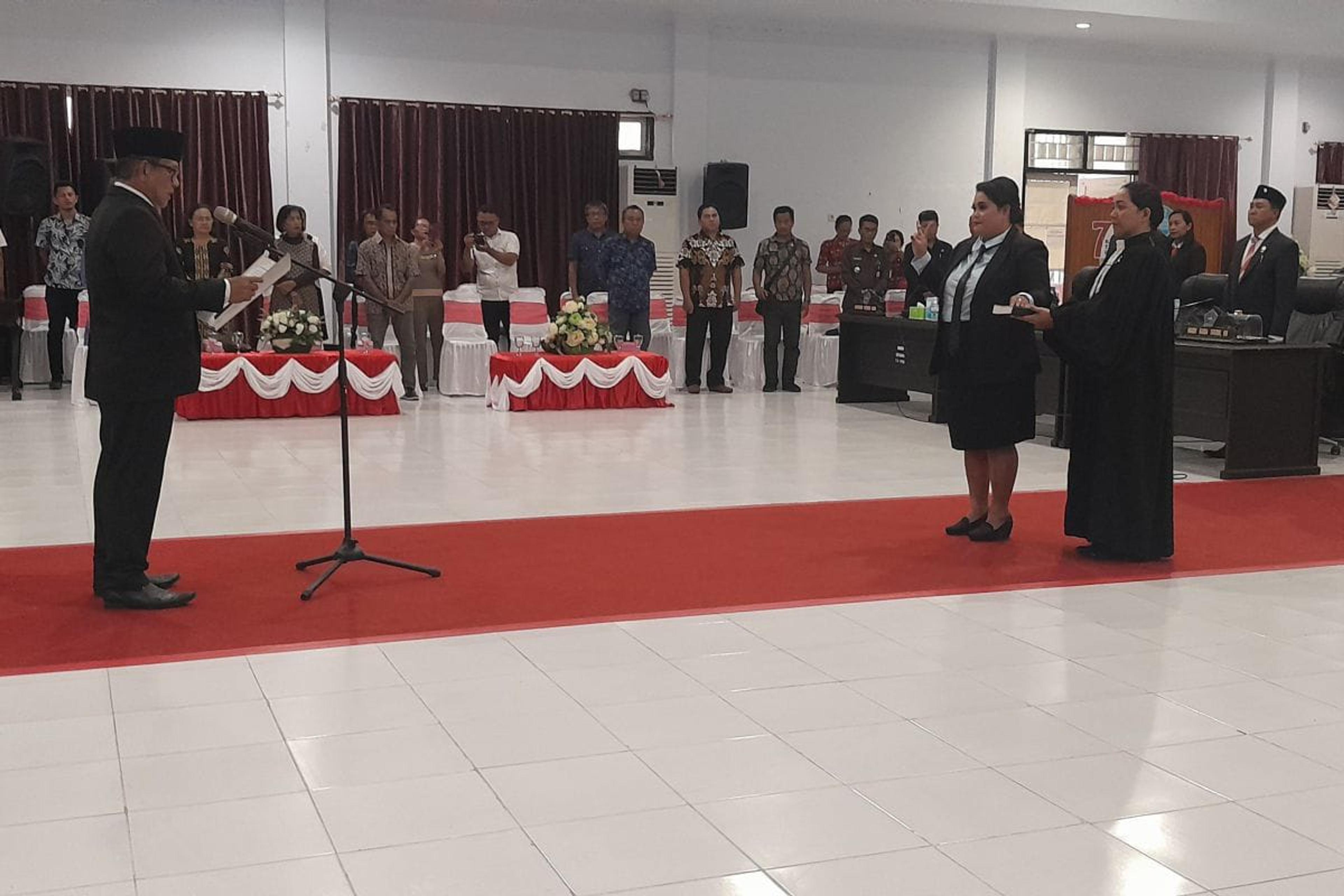 Titien Marthin Resmi Dilantik Anggota PAW DPRD Sitaro