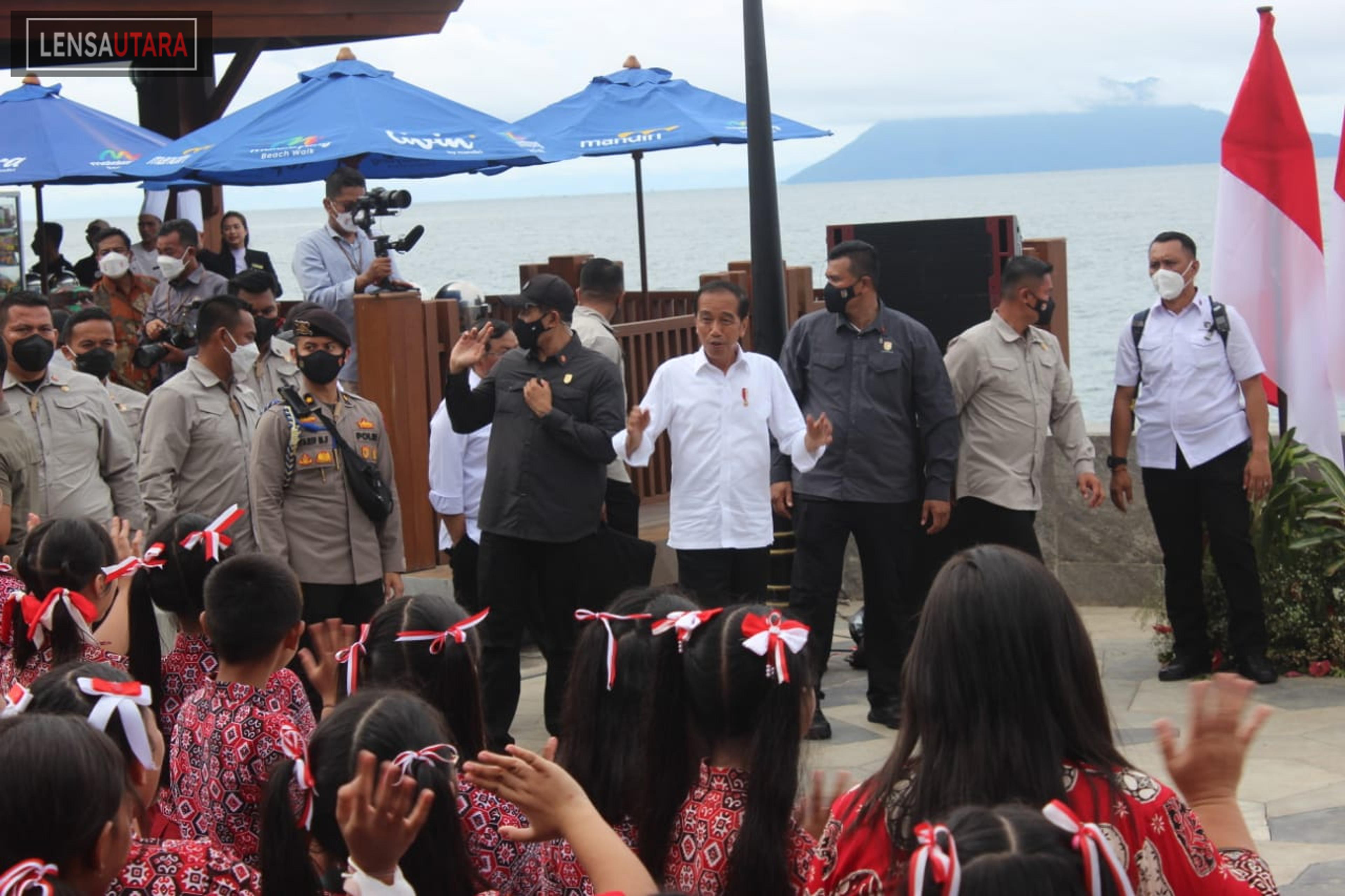 Sambutan Sorak-sorai SDN Malalayang Membuat Jokowi Gembira dan Bertepuk Tangan