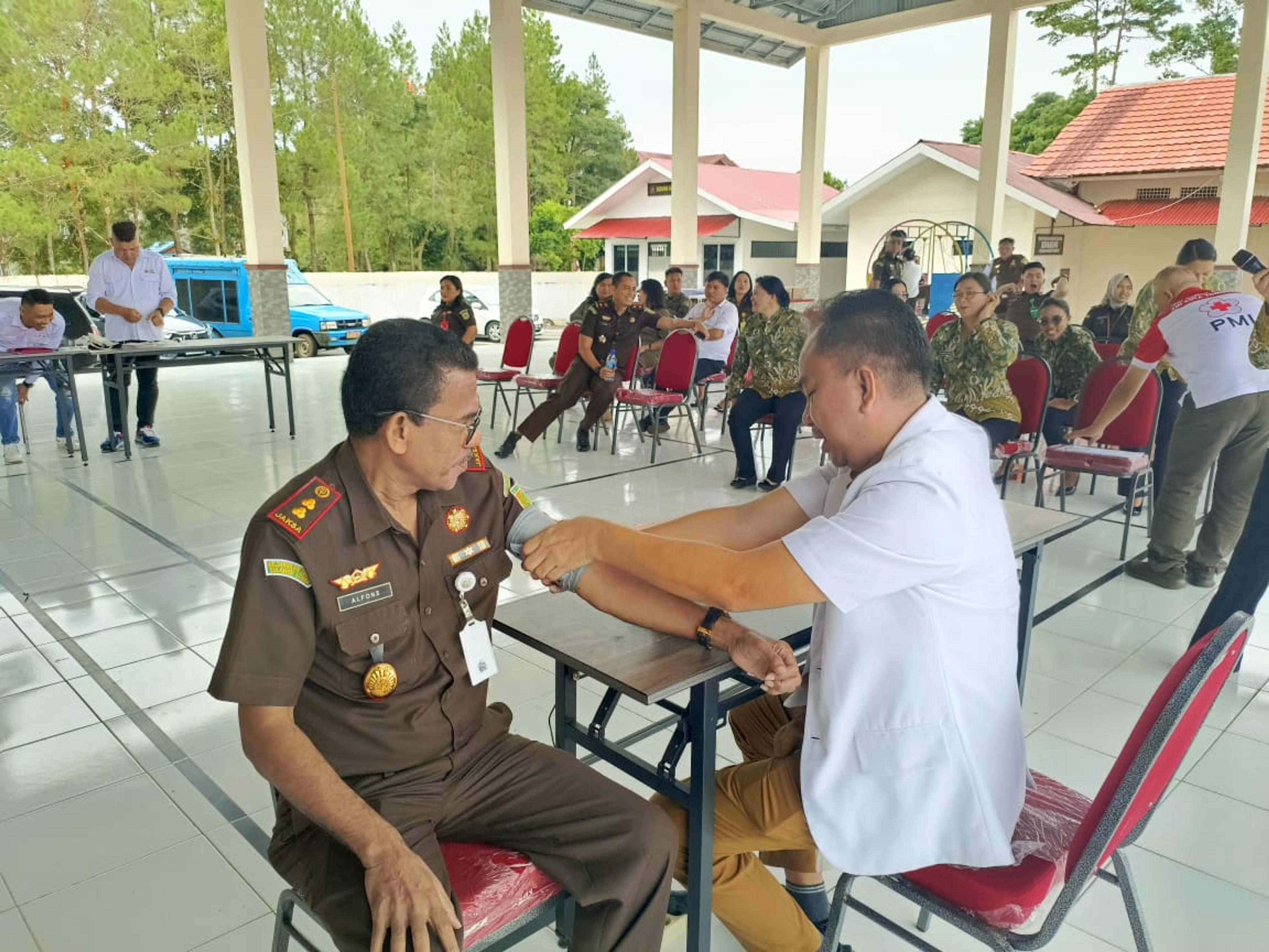 Peringati HBA ke 63, Kejari Tomohon Gelar Donor Darah