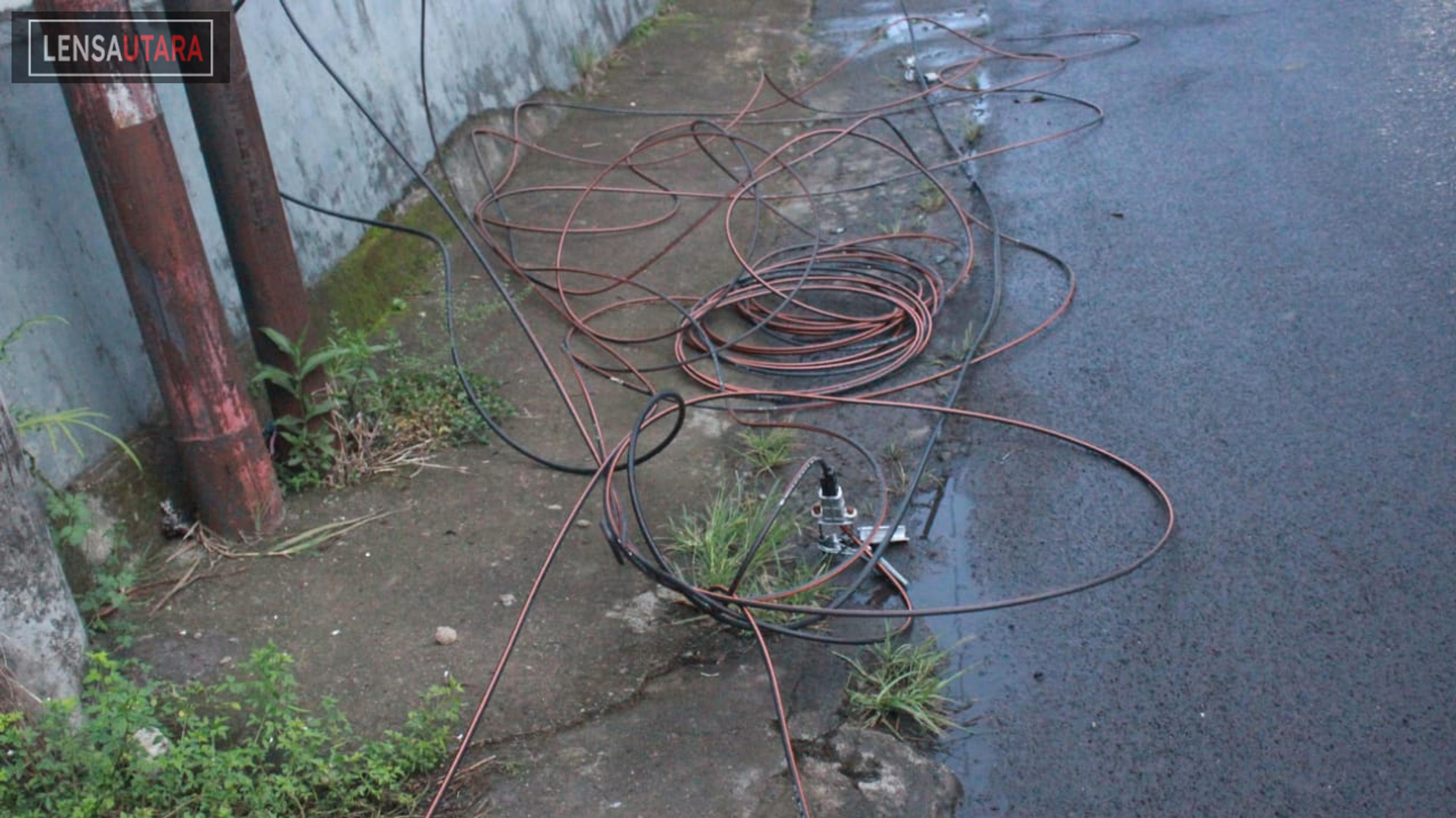 Kabel Listrik di Ruas Jalan Singkil Manado Berhamburan, Siapa yang Salah