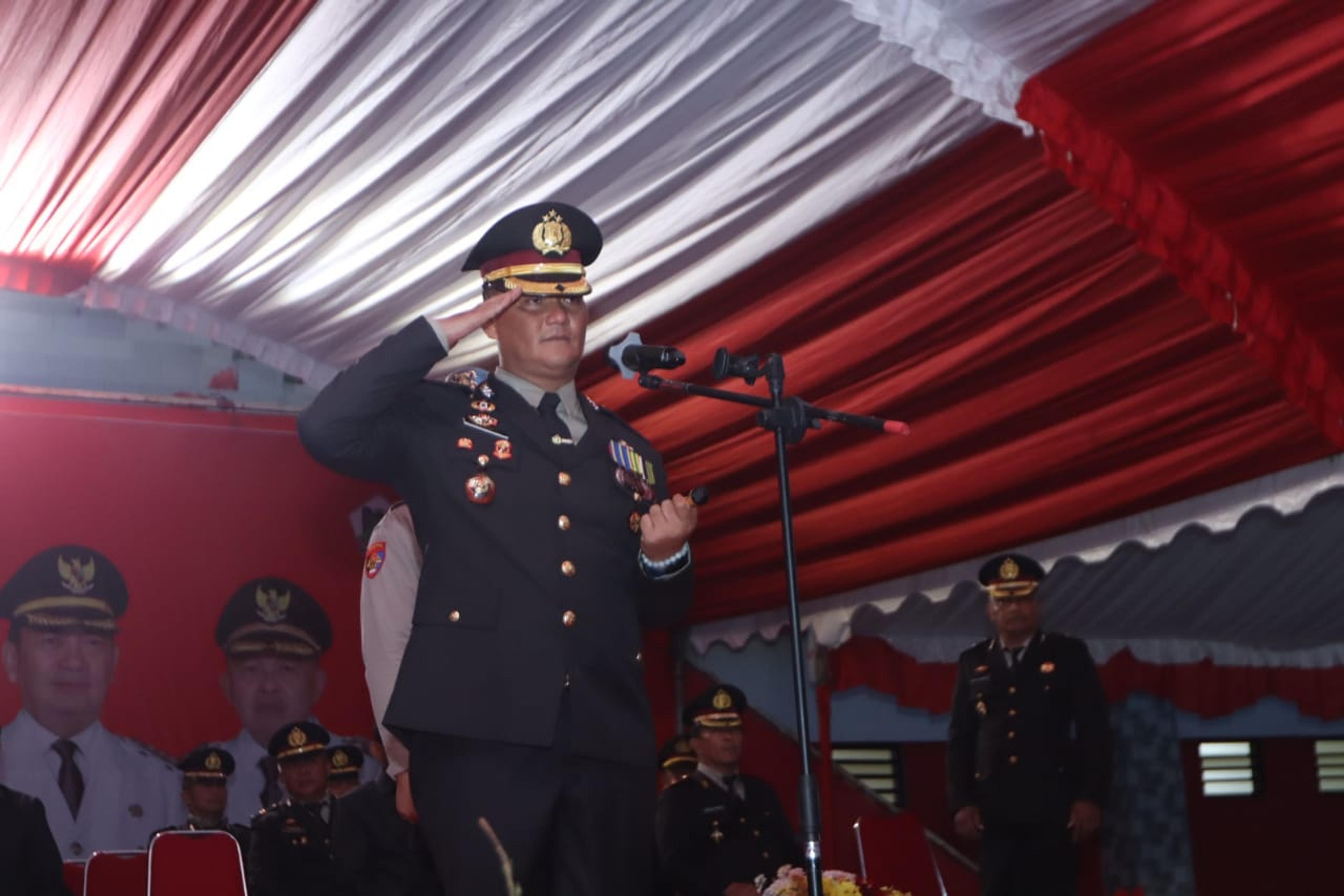 Sambut Proklamasi Kemerdekaan, Kapolres Tomohon Lerry Tutu Jadi Instruktur Upacara Tradisi Militer