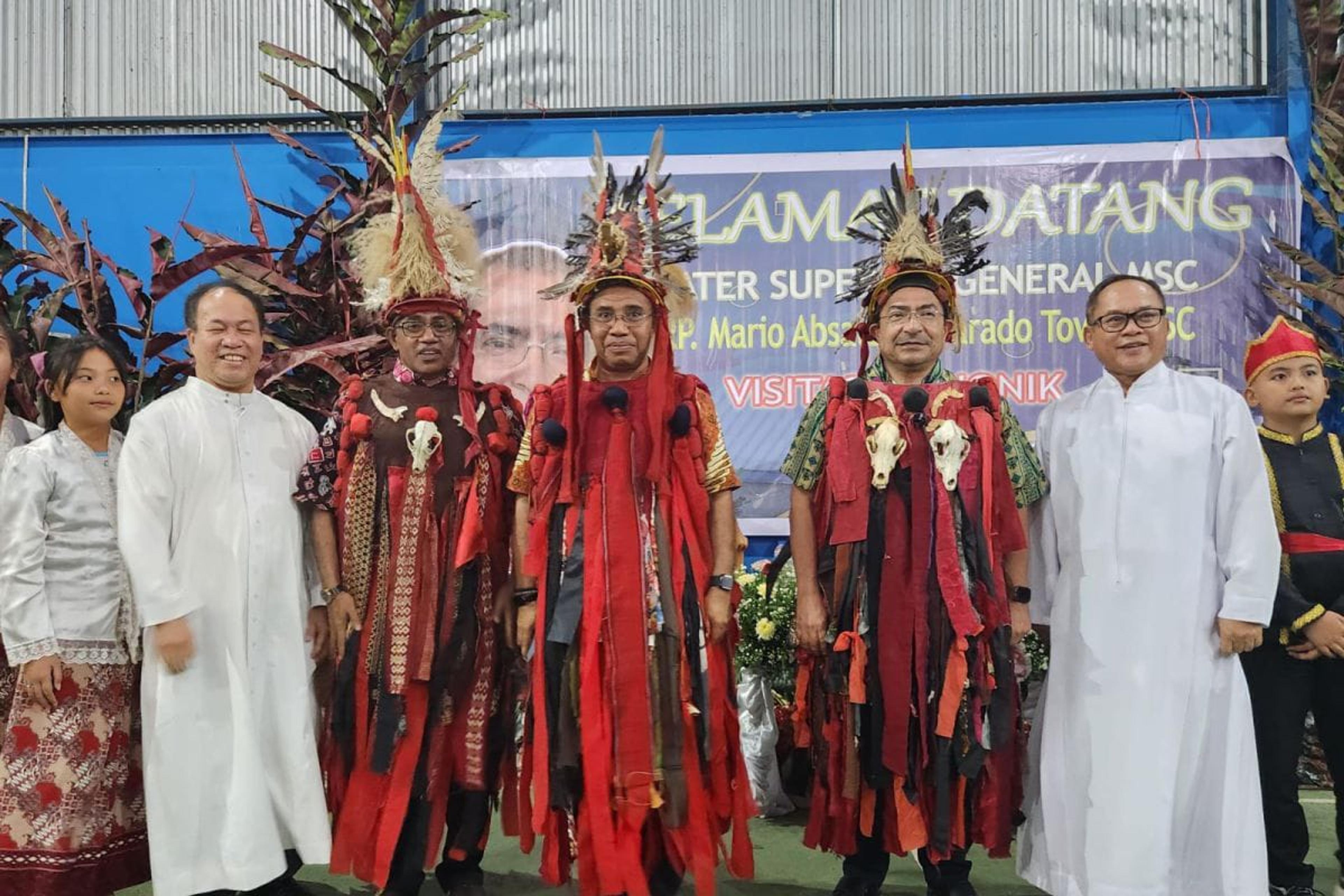 Pemimpin Umum Tarekat MSC Sedunia Kunjungi Paroki Maria Ratu Damai Tomohon