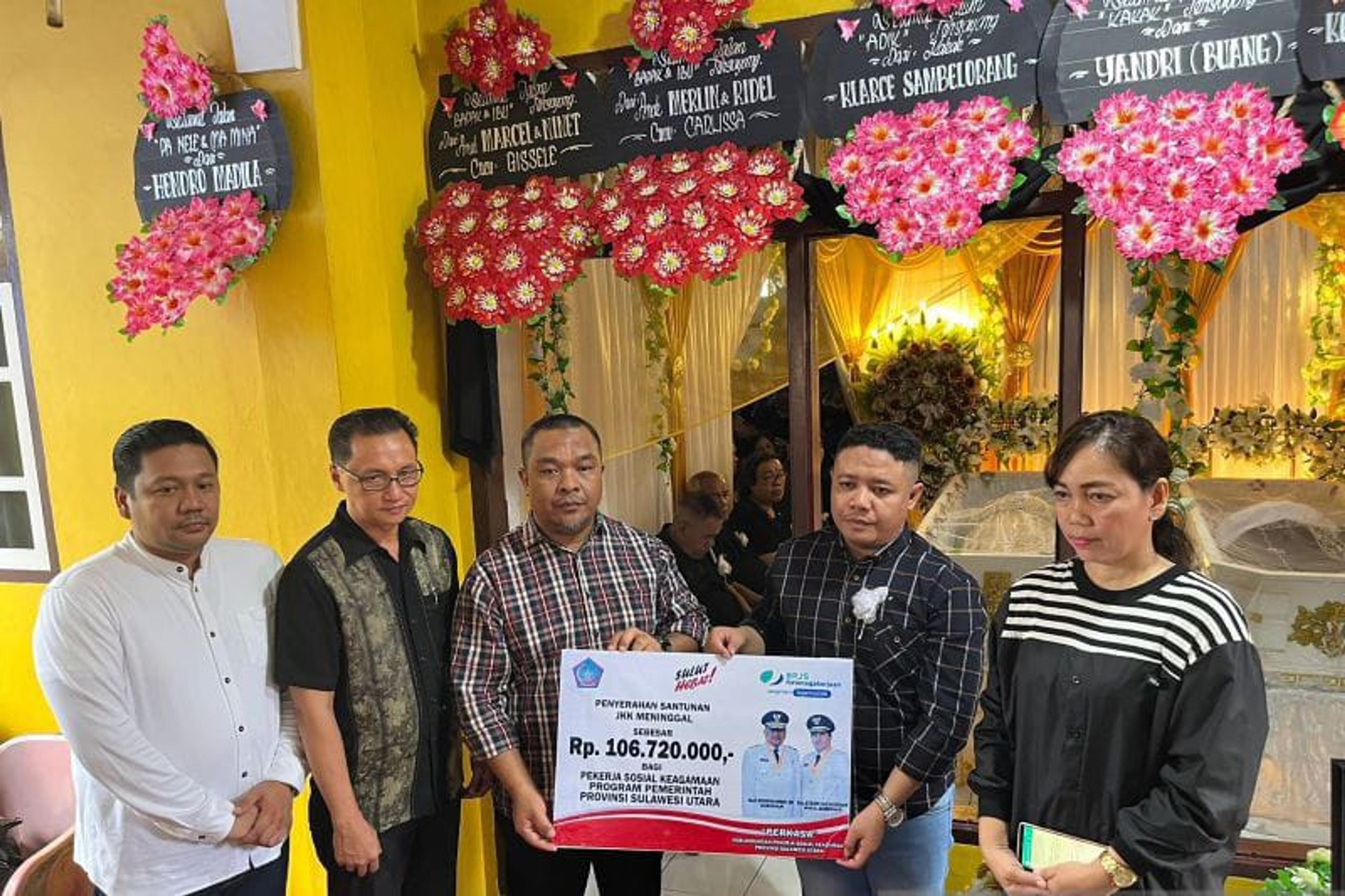 BPJAMSOSTEK Serahkan Santunan Korban Kecelakaan Bus di Sonder