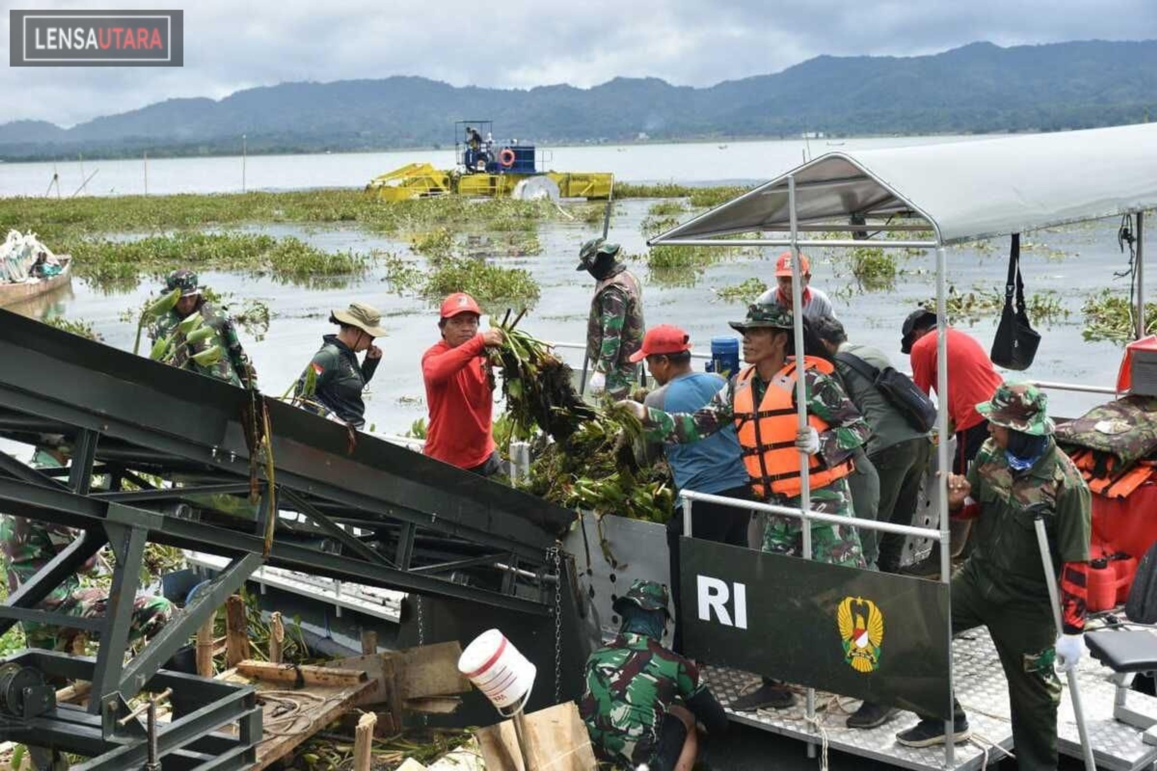 TNI Bersama Pemda dan Warga Bersihkan Eceng Gondok di Danau Tondano