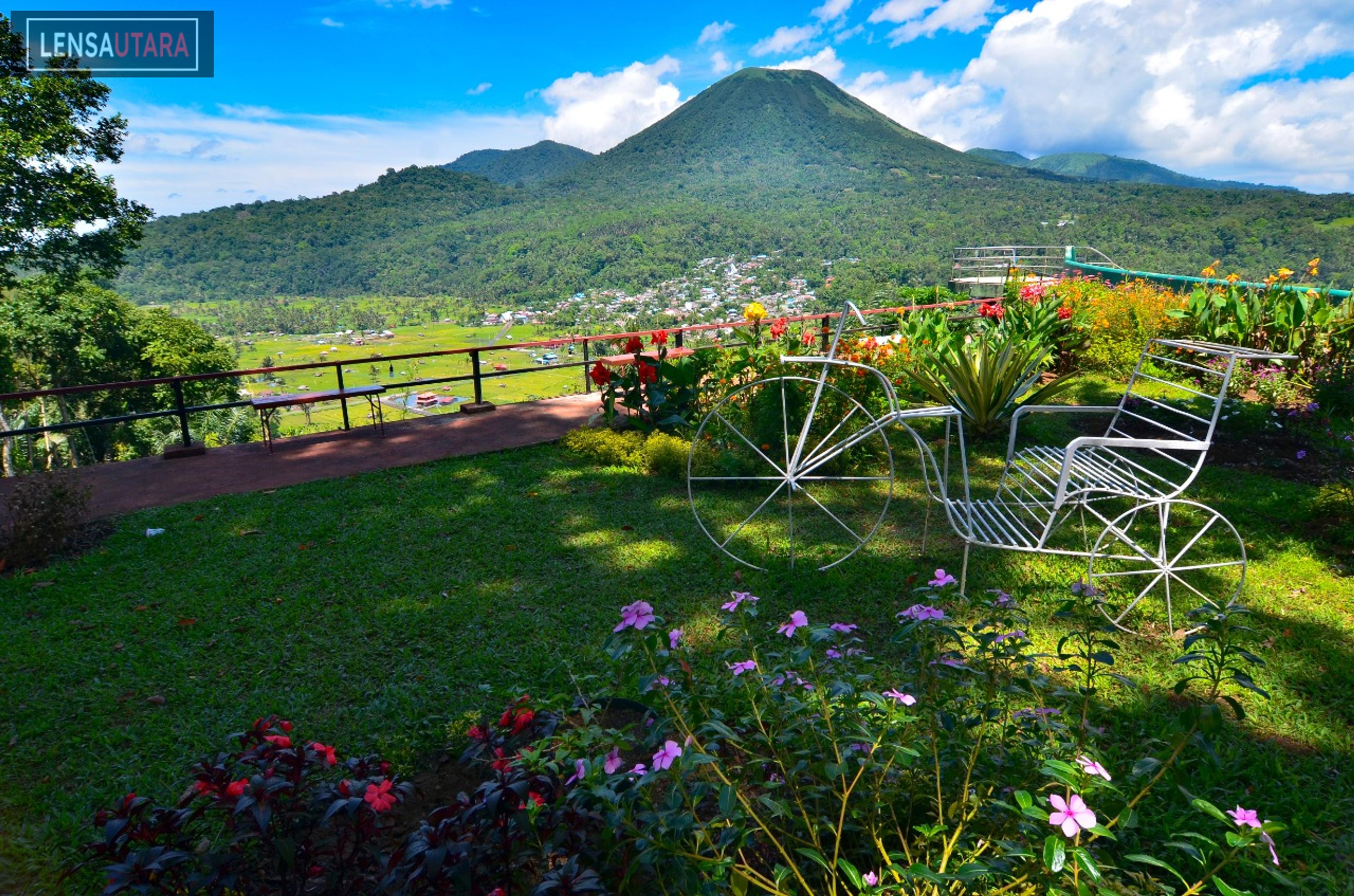 Nikmati Sisi Lain Gunung Lokon dari Amphitheater Woloan