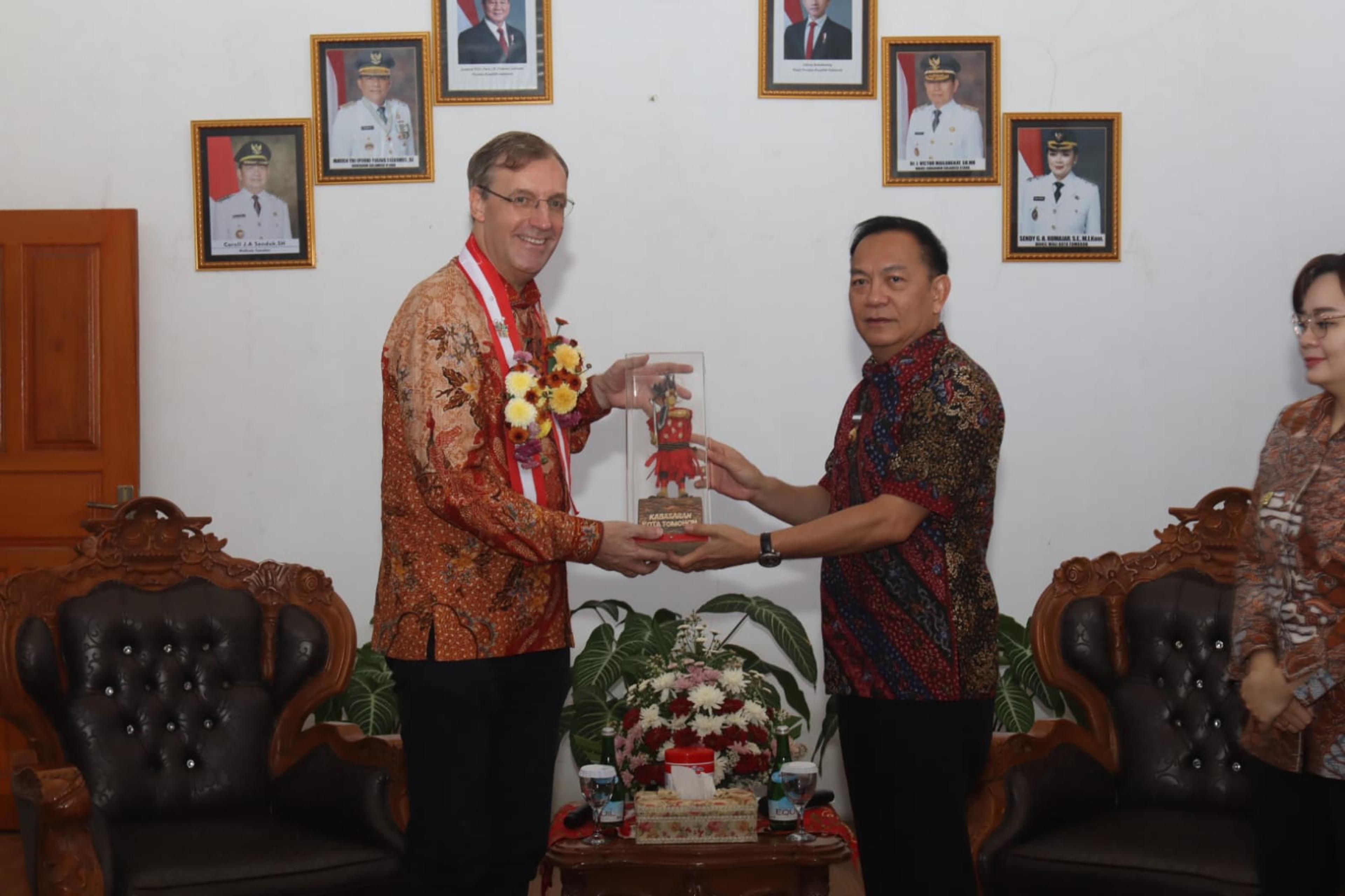 Wakil Dubes Belanda Adriaan Palm berkeliling sambil melaksanakan dialog di Kota Tomohon, didampibgi Wali Kota Caroll Caroll Senduk. (Ist)