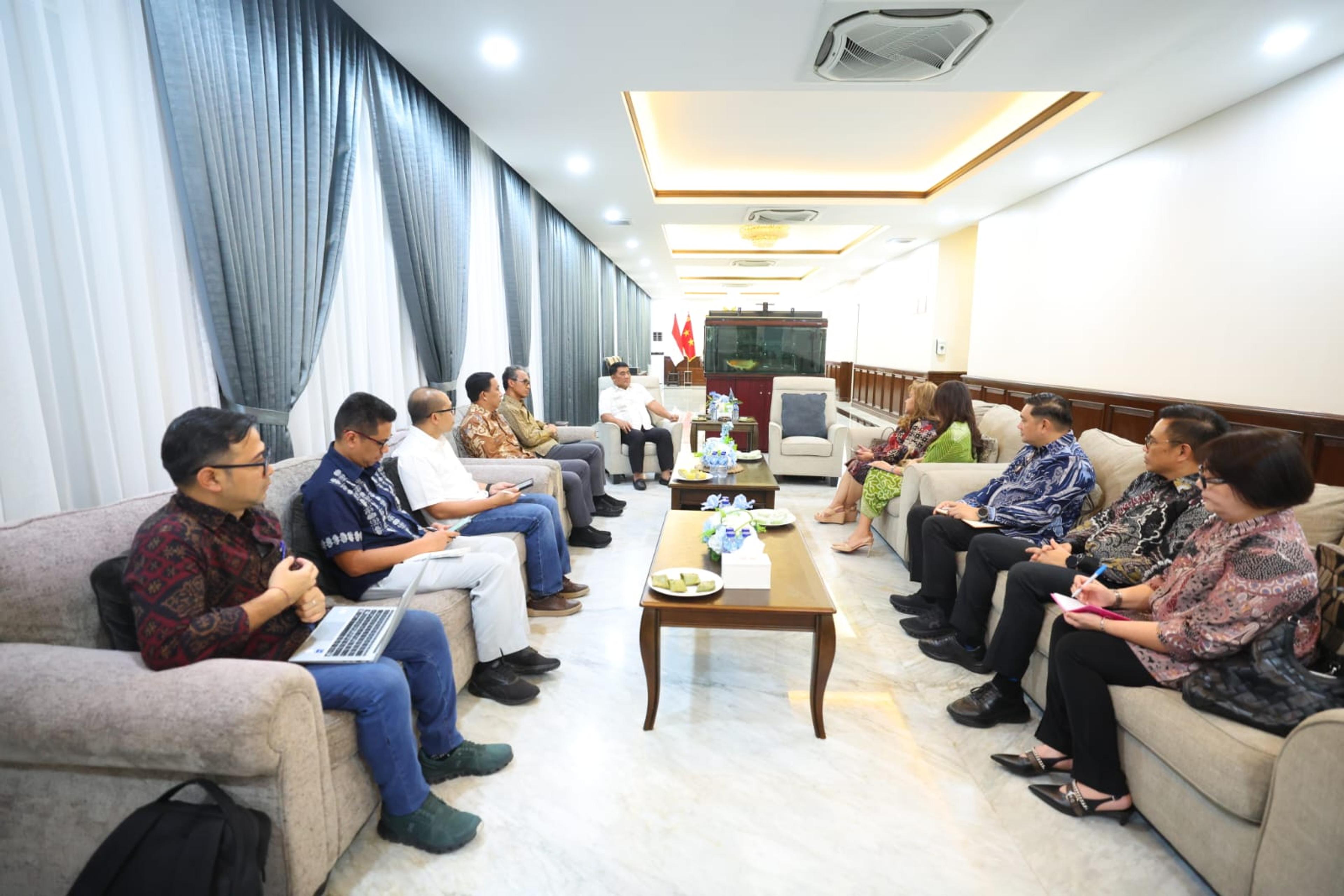 Gubernur Sulut Yulius Selvanus menerima audensi Panitia Tomohon International Flower Festival (TIFF) 2026 di Wisma Negara Bumi Beringin, Manado, Sabtu 4/7/2026. (Ist)