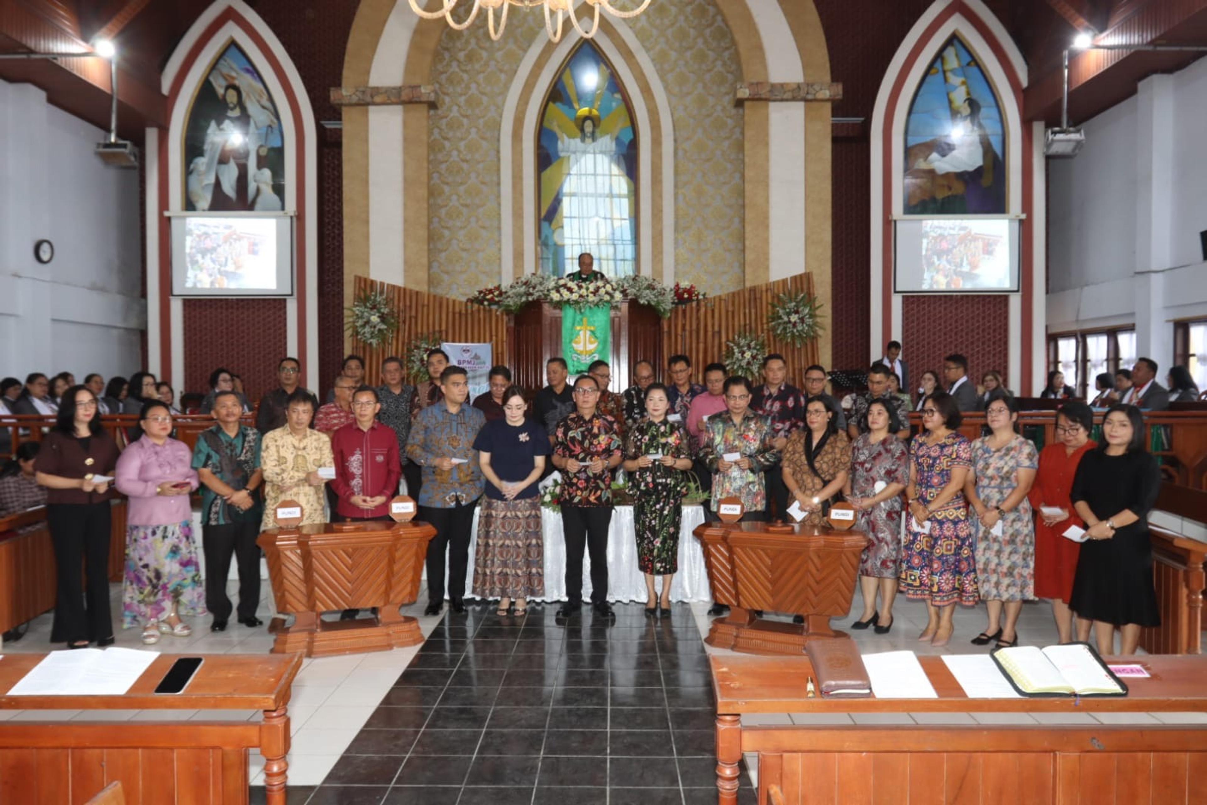 Suasana Ibadah Pengucapan Syukur Kota Tomohon yang dirangkaikan dengan Pentahbisan dan Peresmian Menara Lonceng Gereja Jemaat GMIM Kakaskasen Bait-EL. (Ist)