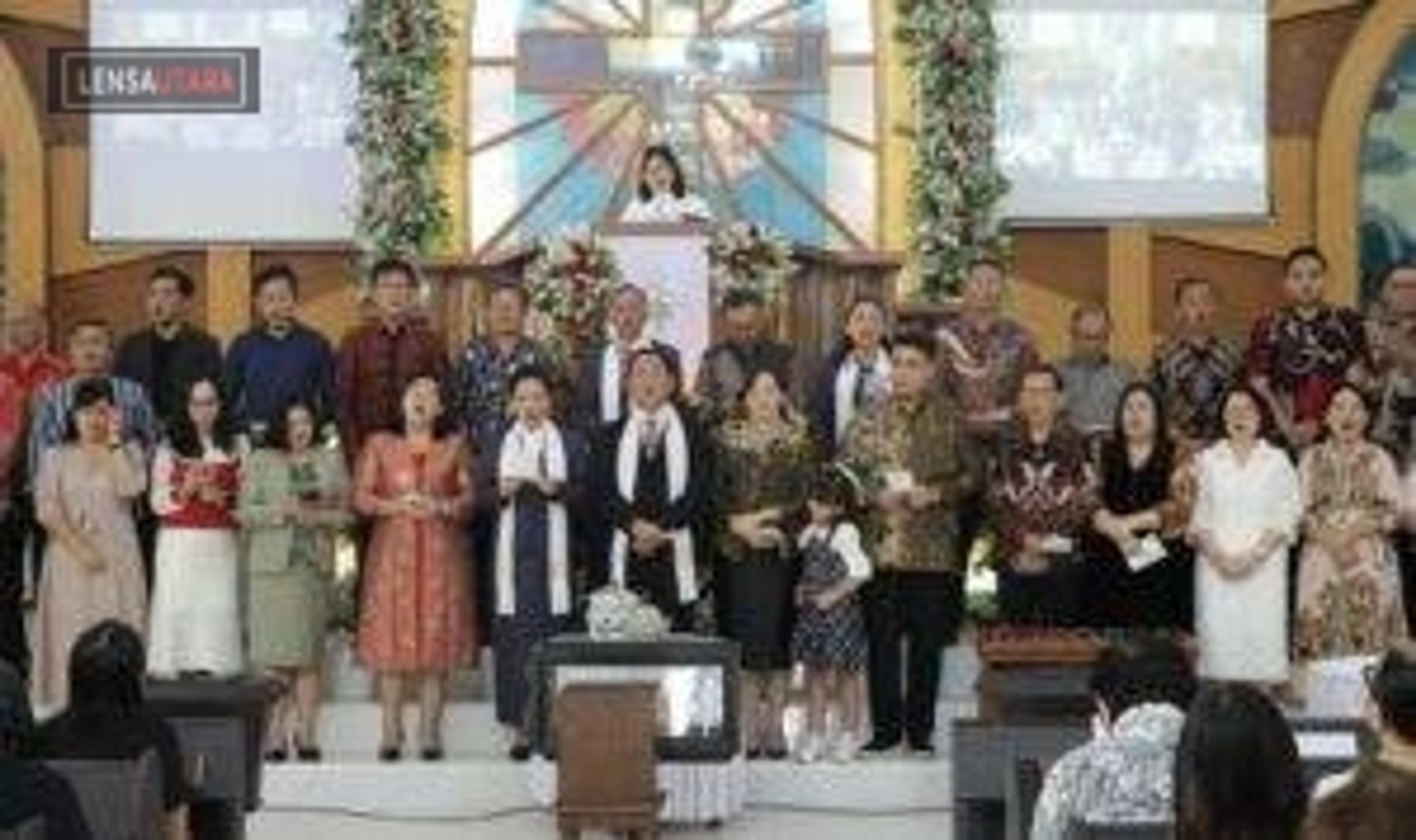 Keluarga Caroll-Sendy Rayakan Paskah di GMIM Kakaskasen Pniel, Ajak Warga Perkuat Partisipasi dalam Pembangunan