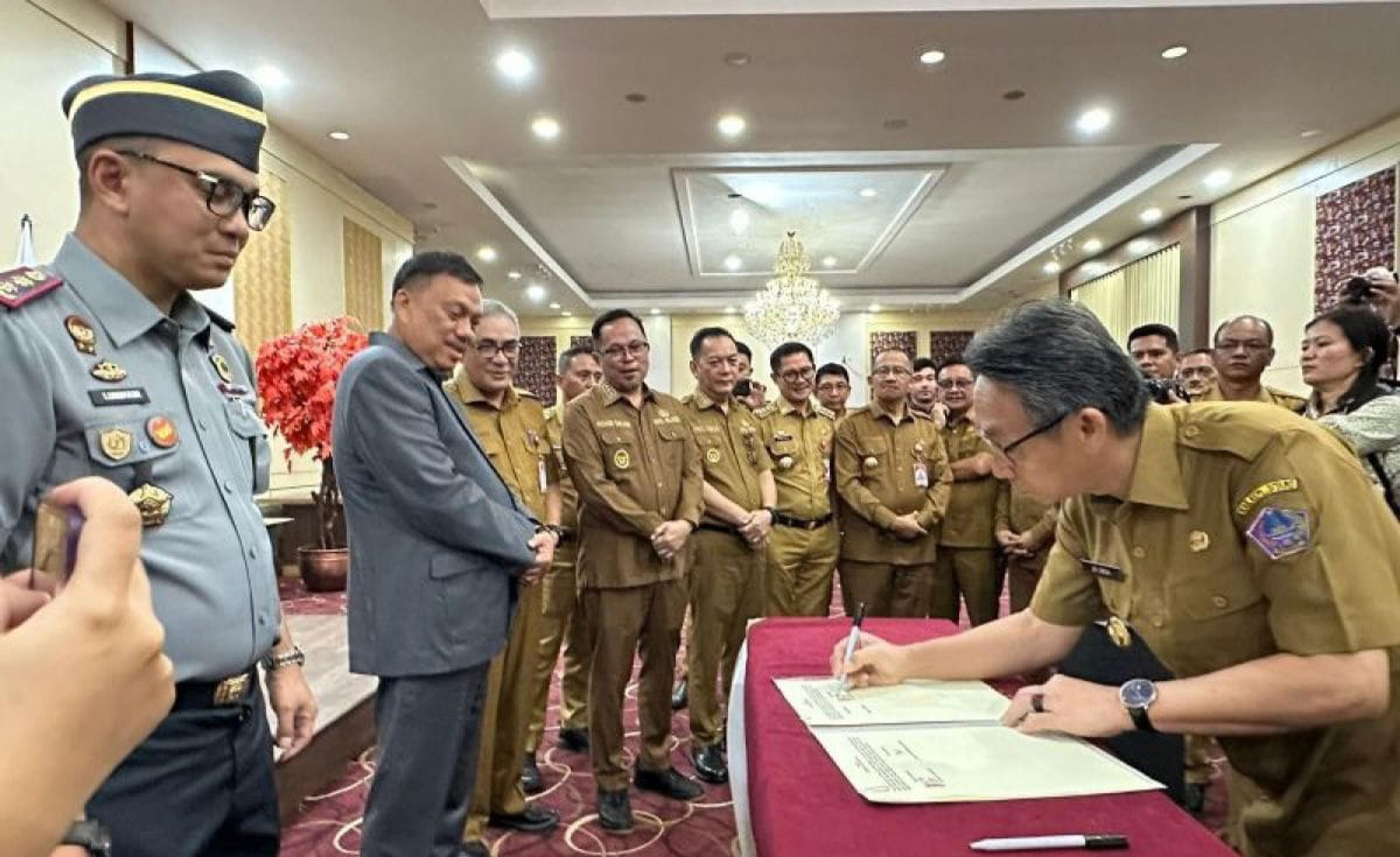 Sitaro Resmi Terima Piagam Peduli HAM dari Menkumham RI