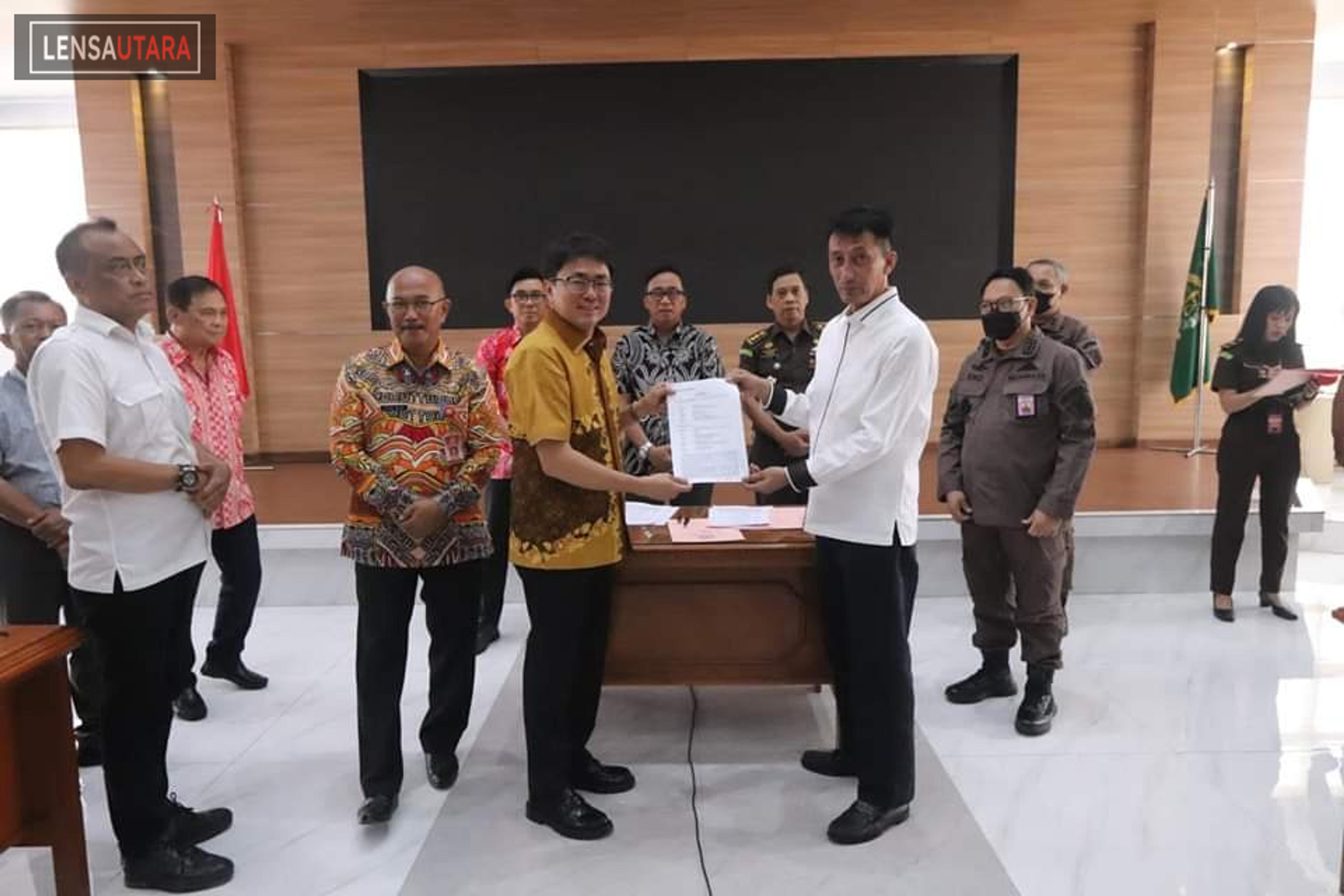 Andrei Angouw Serahkan Aset PT Air Manado yang Disita Kejati Sulut