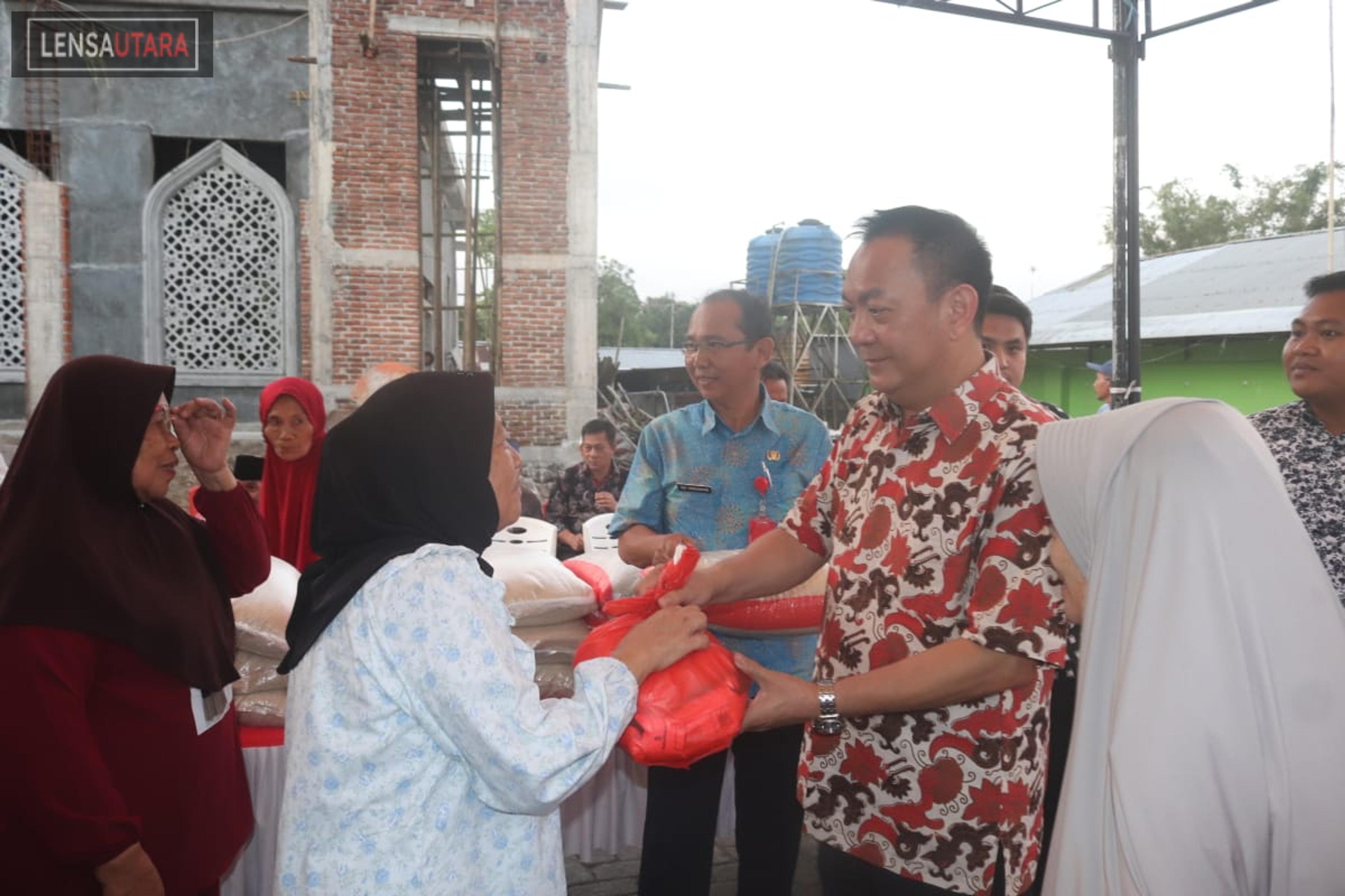 Hadiri Buka Puasa Bersama di Kampung Jawa, Walikota Caroll Serahkan Bantuan Sembako