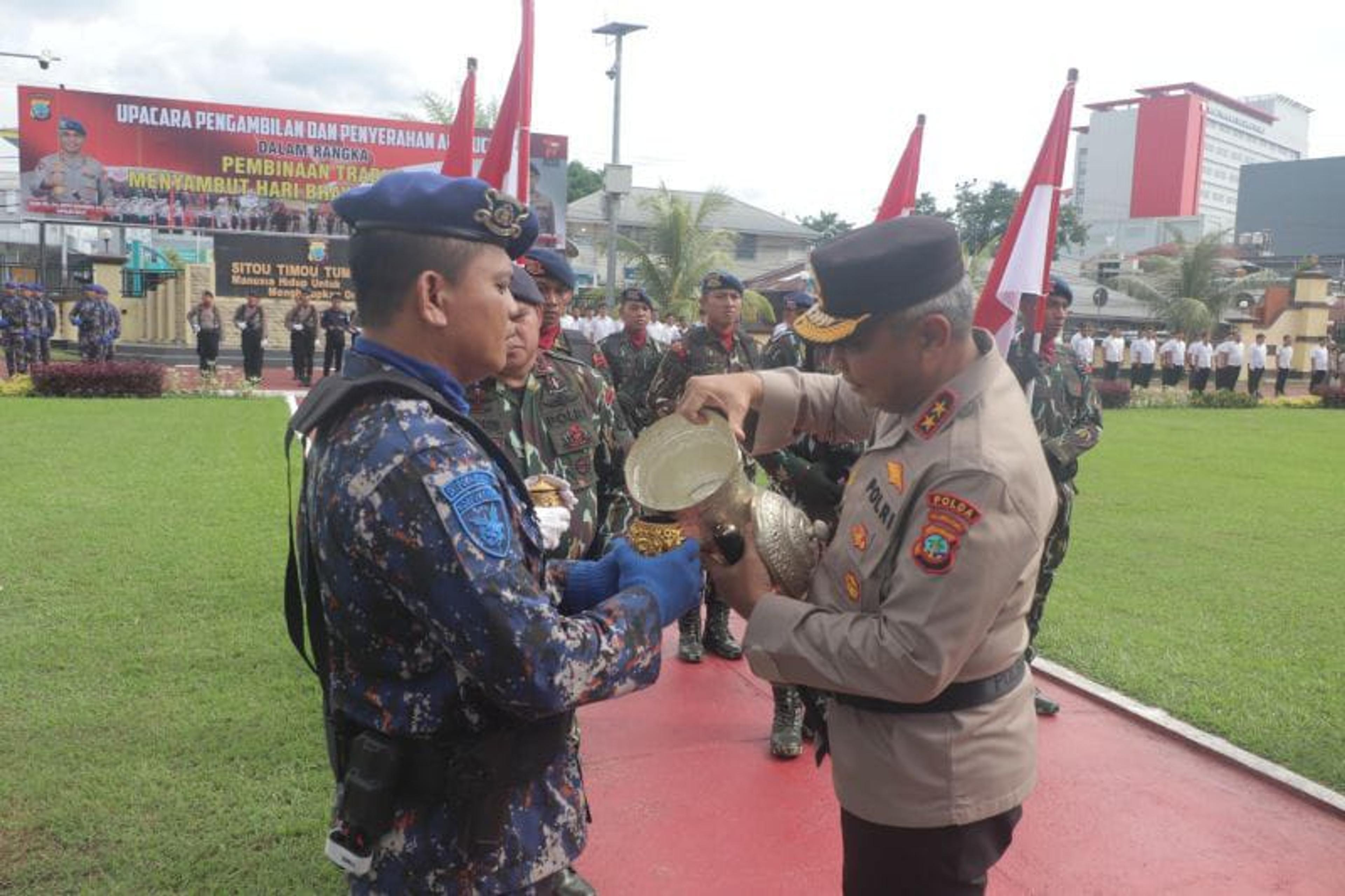 Sambut Hari Bhayangkara ke-77, Polda Sulut Gelar Upacara Pengambilan dan Penyerahan Air Suci