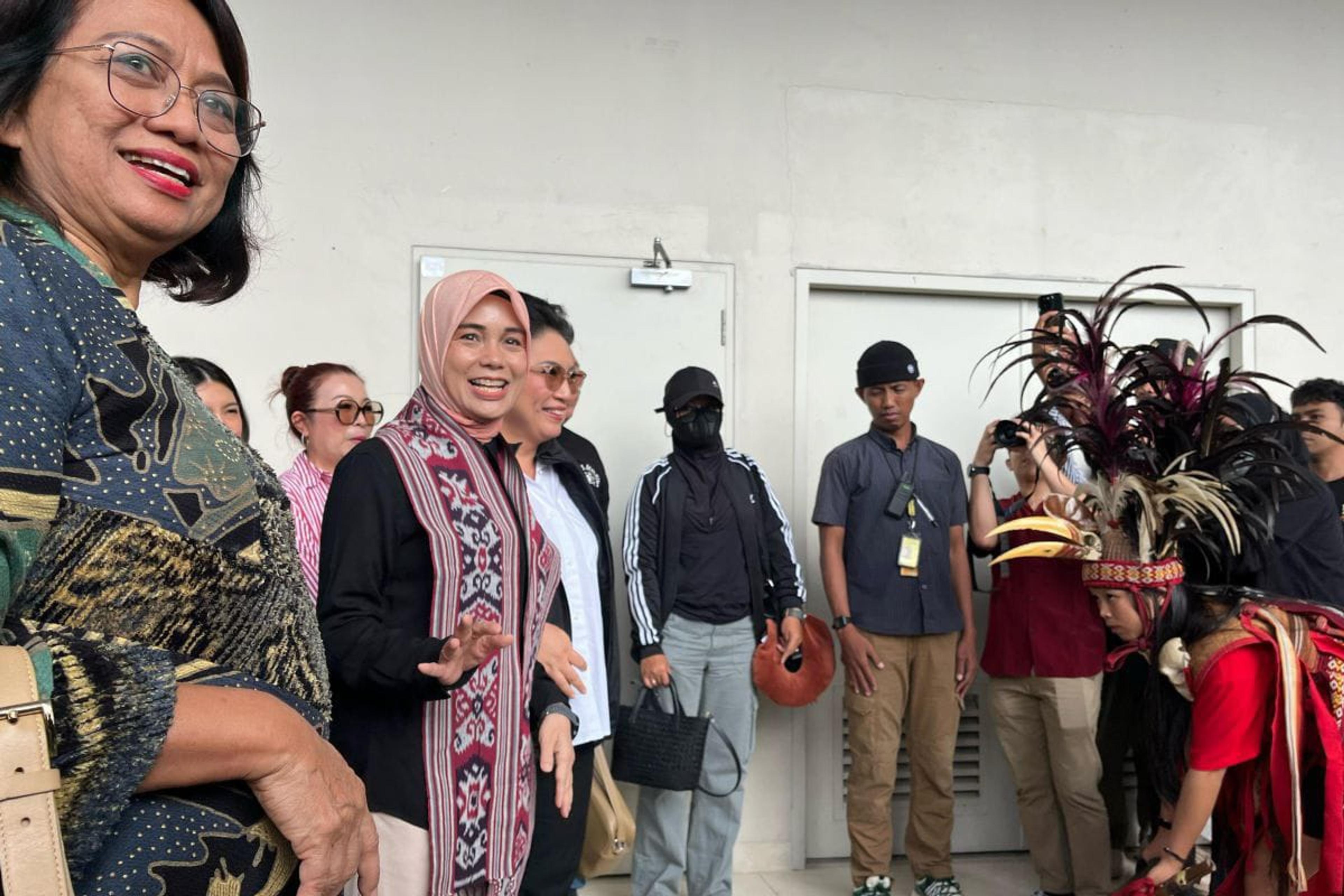 Istri Ganjar, Atikoh Disambut Tarian Kabasaran Minahasa