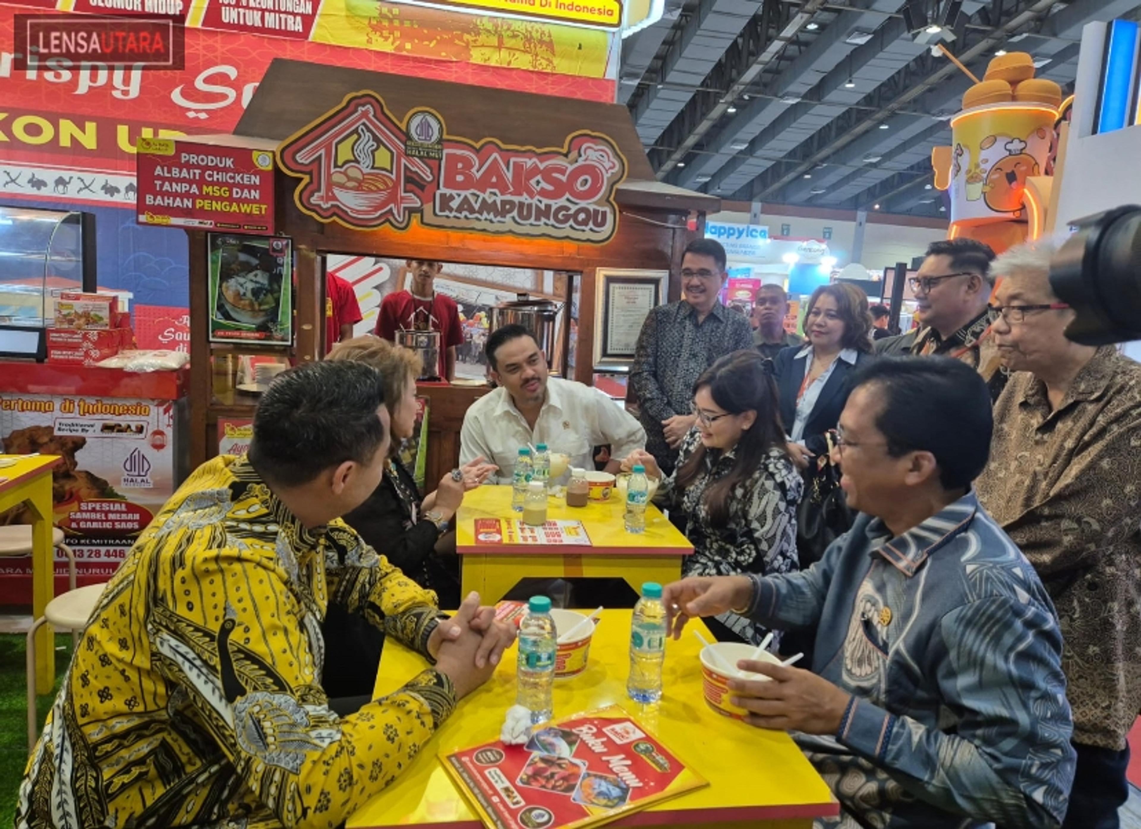Wawali Tomohon Sendy Menemani Mentri UMKM Makan Bakso di Acara Promosi TIFF di JICC