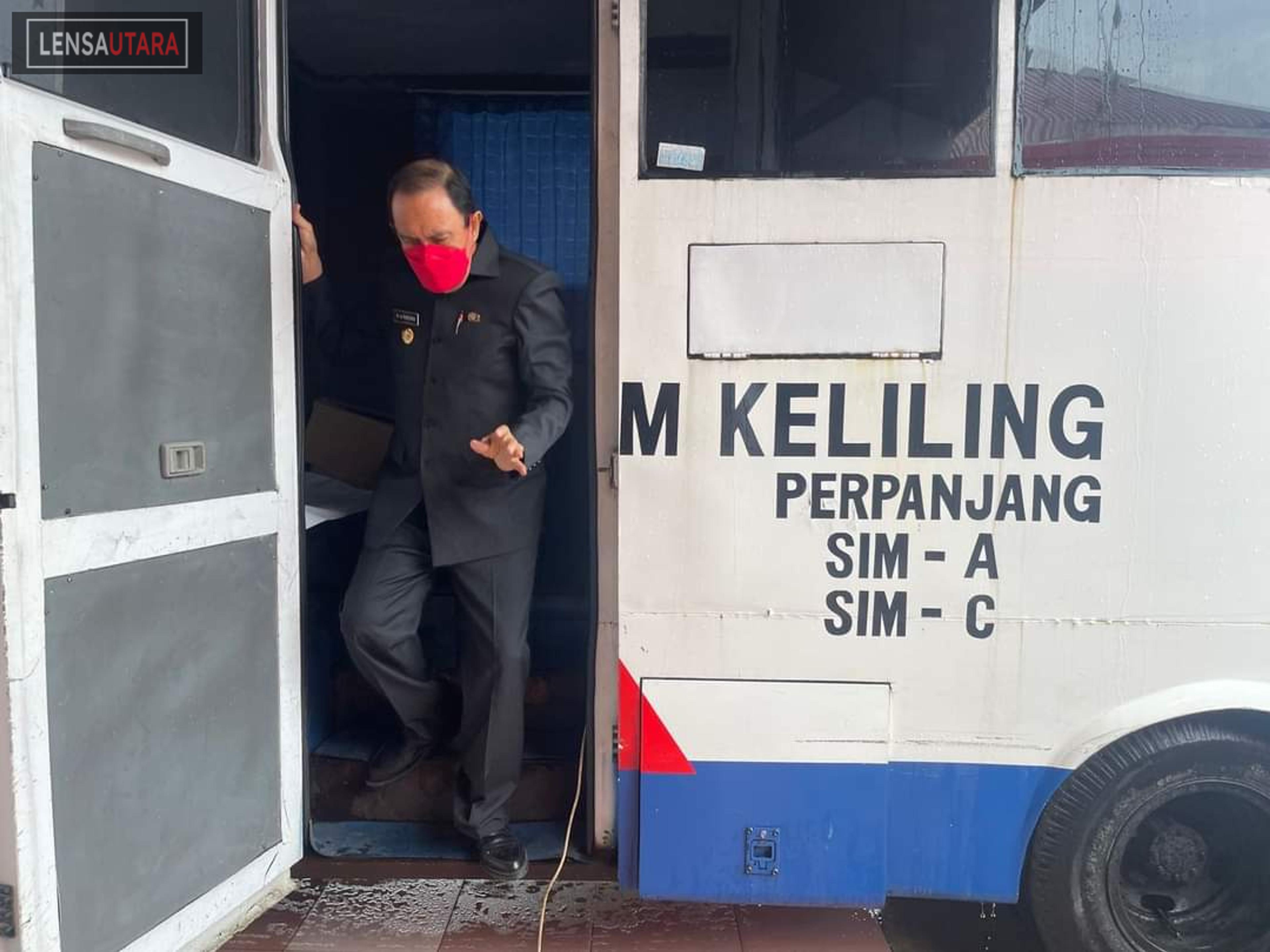 Bupati Minahasa Roy Roring Urus Perpanjang SIM Tanpa Bantuan Staf