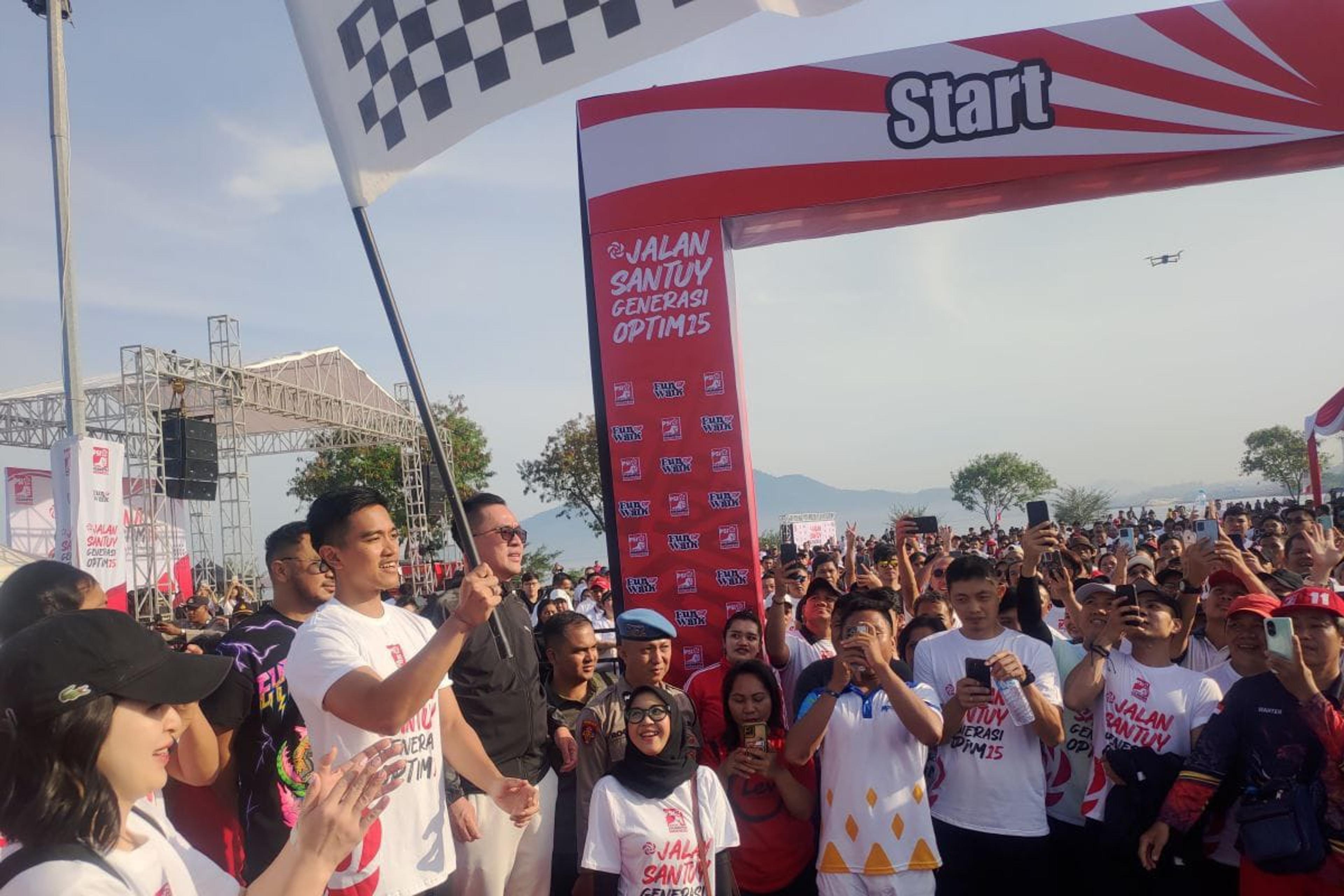 Kaesang Ramaikan Kegiatan Jalan Sehat di Kota Manado