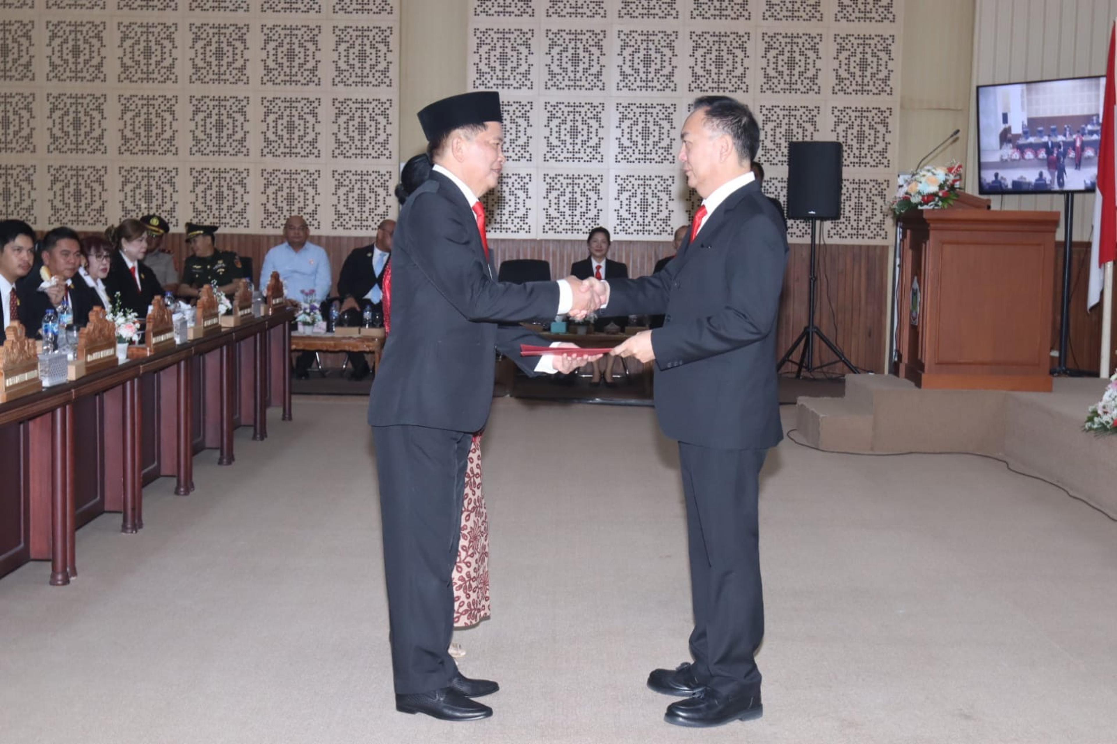 Johny Runtuwene Gantikan Mono Turang sebagai Ketua DPRD Tomohon, Wali Kota Caroll Ucapkan Selamat