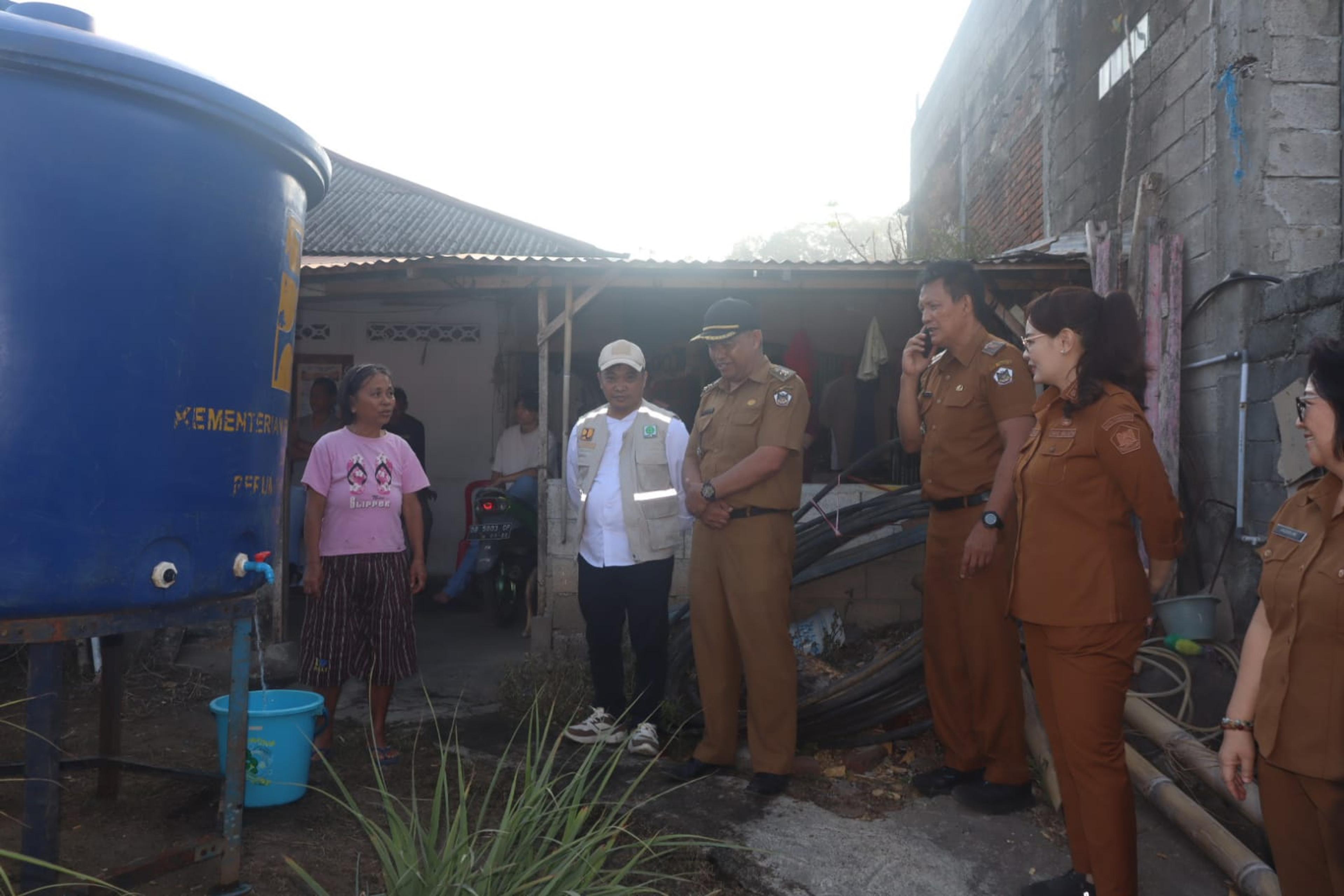 Wakil Wali Kota Tomohon, Sendy Rumajar, meninjau langsung proses penyaluran air bersih bagi masyarakat di sejumlah kelurahan yang terdampak kekurangan debit air. (Ist)