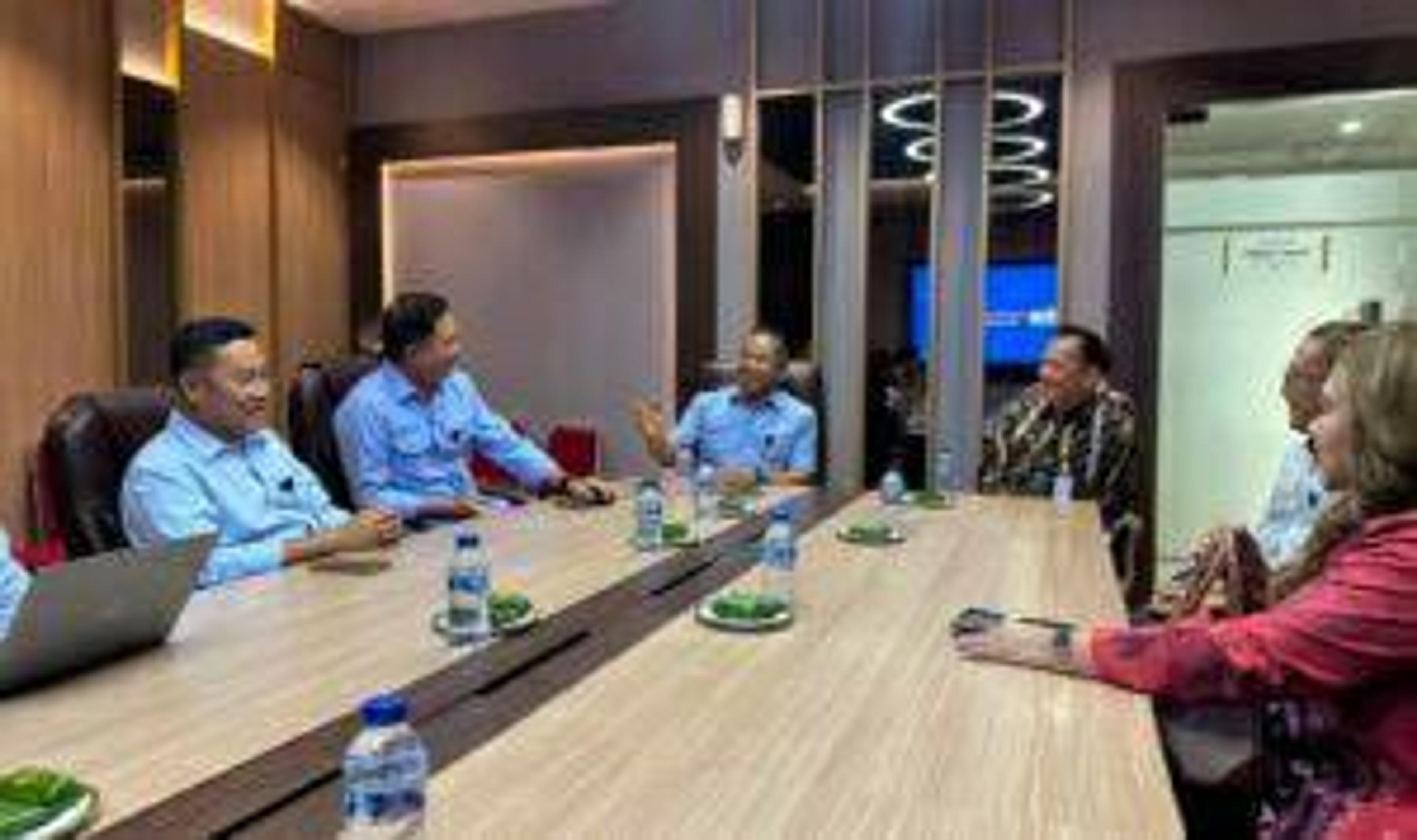 Kepala Kantor Staf Presiden Jenderal TNI (Purn.) Prof. Dr. Dudung Abdurachman saat menerima Wali Kota Caroll Senduk dan Wakil Wali Kota Sendy Rumajar bersama Ketua Panitia TIFF Levita Supit dan rombongan. (Ist)