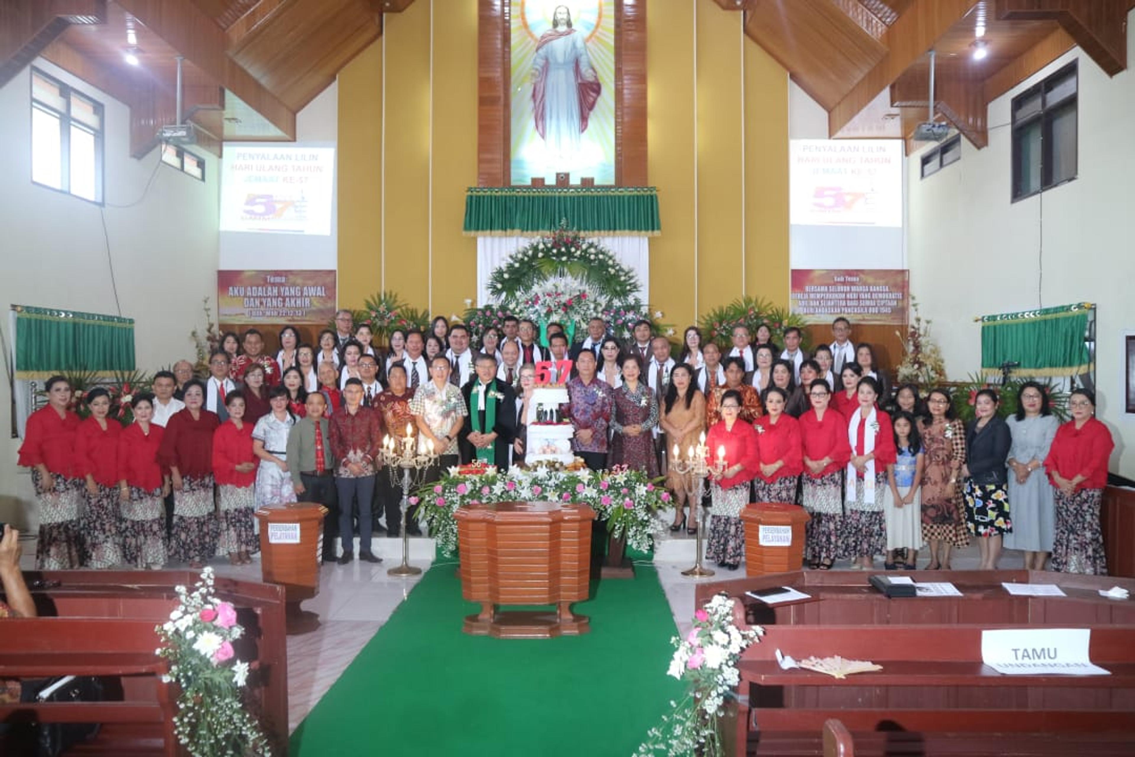 Di HUT ke-57 Jemaat GMIM Bait-el Kamasi, Caroll Sampaikan Berbagai Program Pemkot