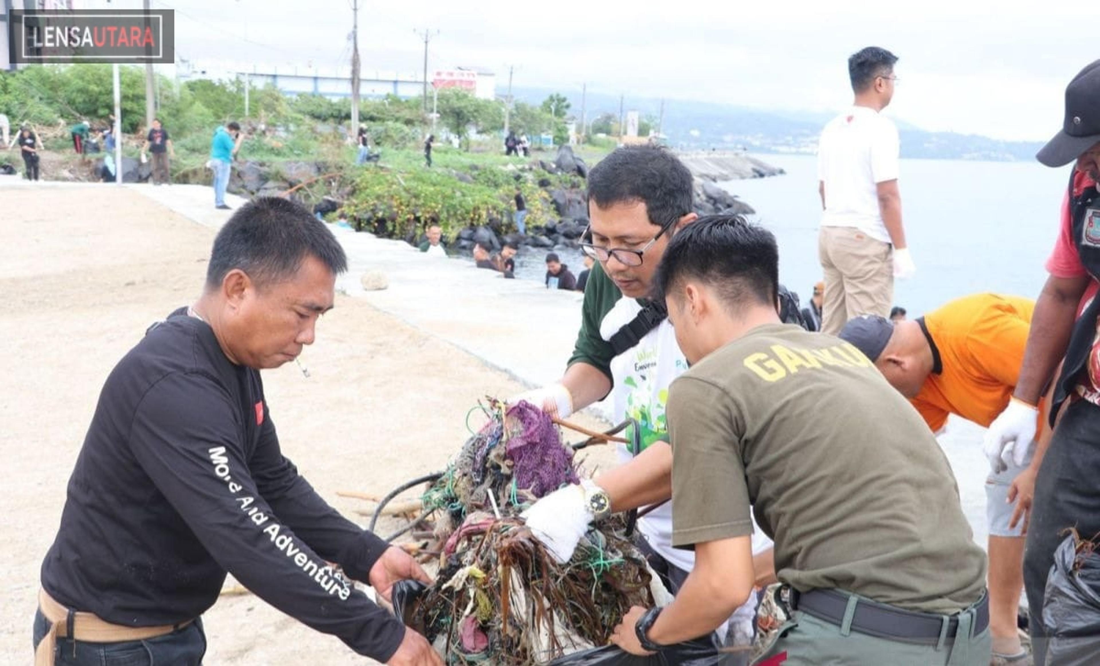 PLN bersama Pemprov Sulut Bersihkan Pesisir Pantai Manado