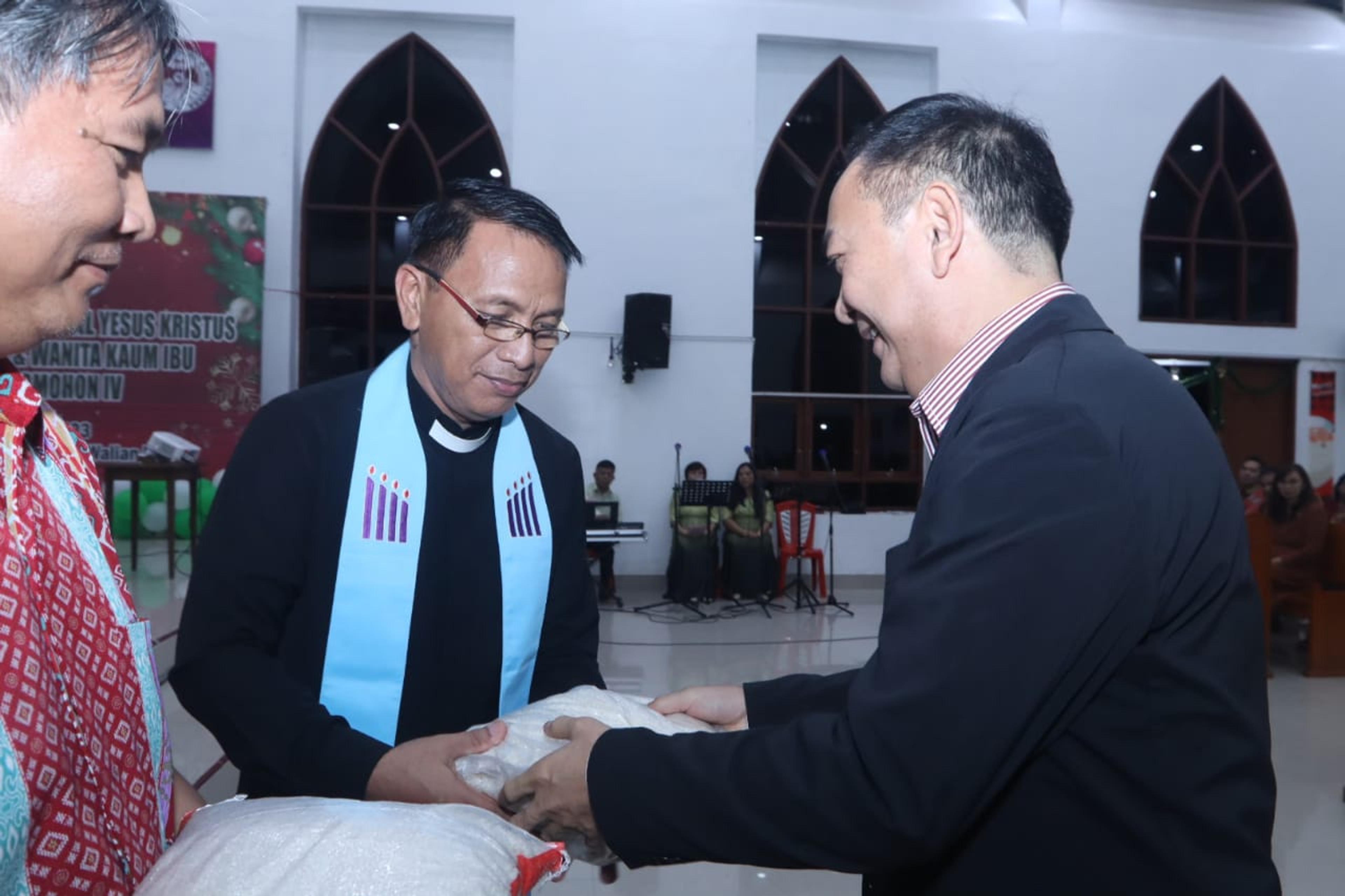 Natal Bersama di Walian, Caroll Senduk Serahkan Bantuan ke BPMJ Wilayah Tomohon 4