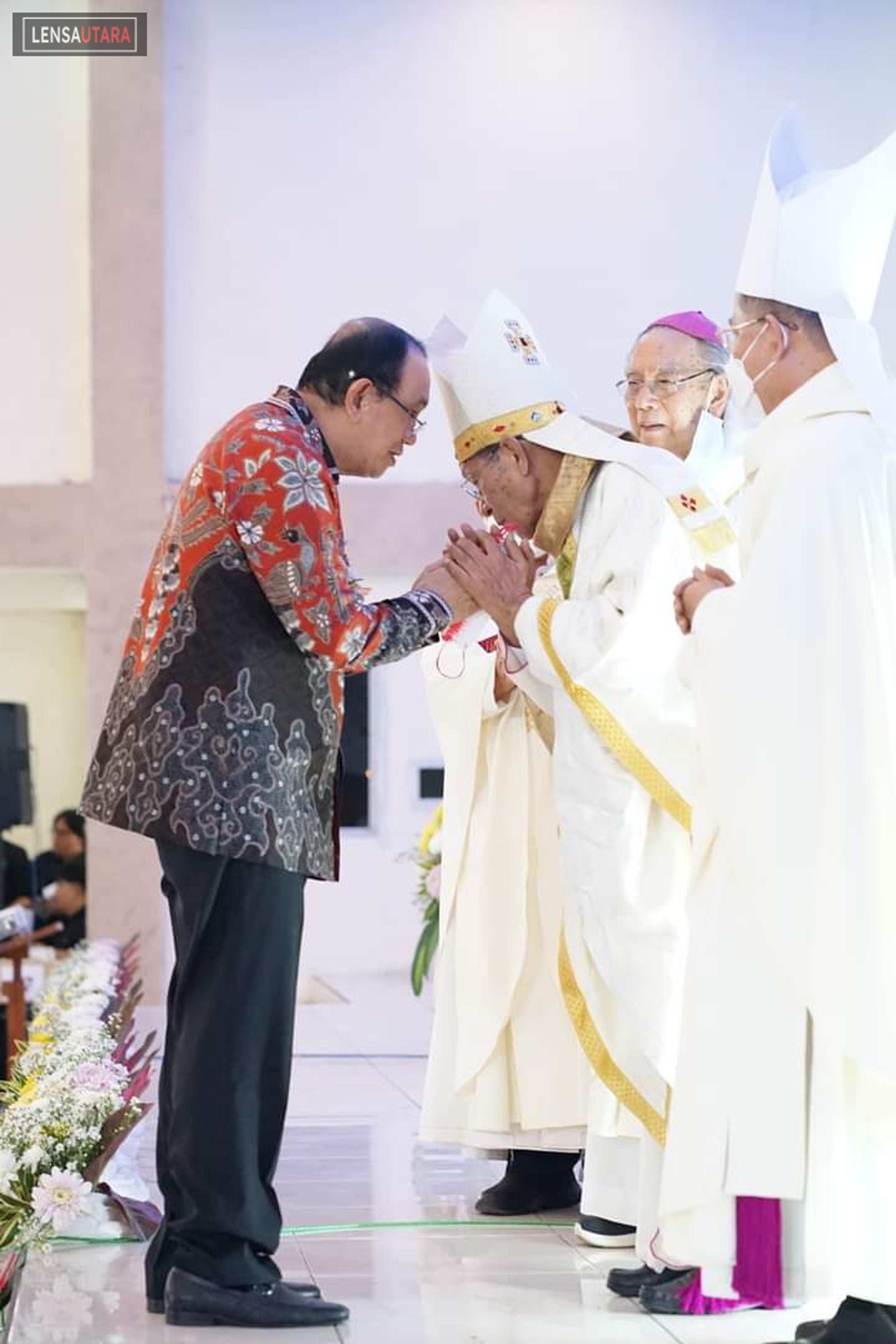 Uskup Turang Memberkati Bupati Minahasa di Pesta Perak Episkopal