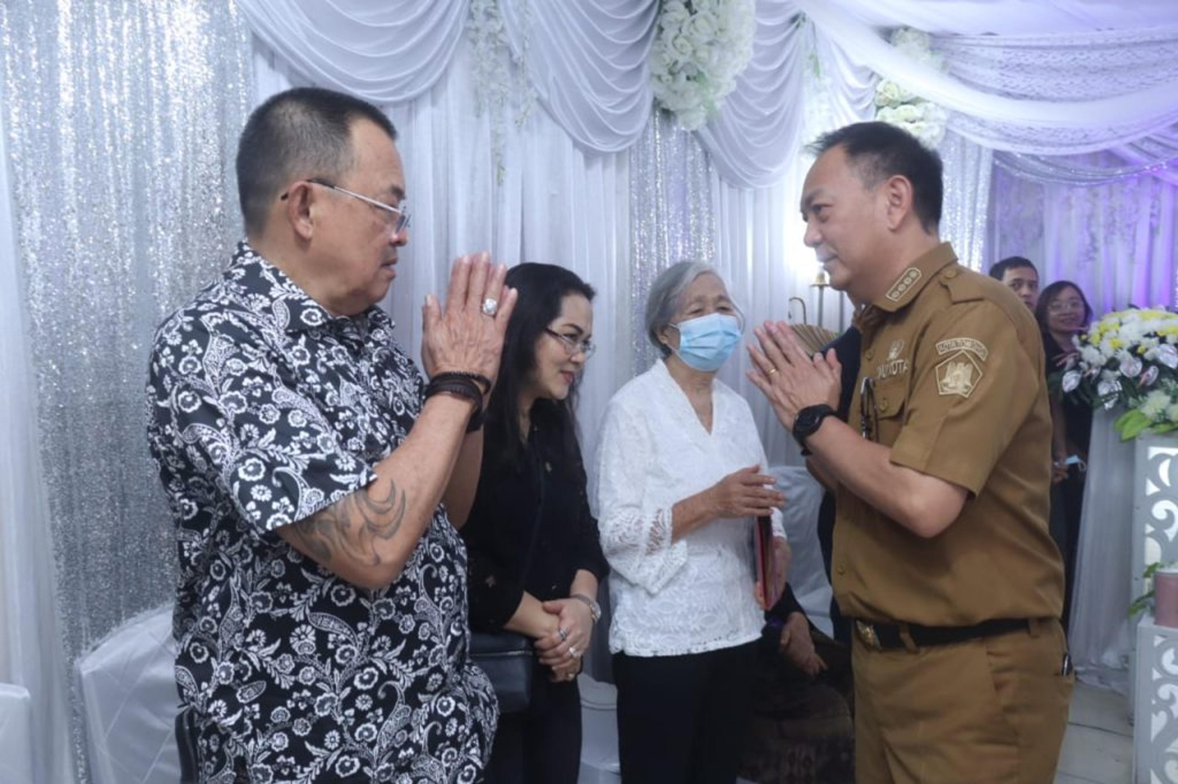 Wujud Belasungkawa, Caroll Senduk Melayat di Rumah Duka Mertua Wenny Lumentut