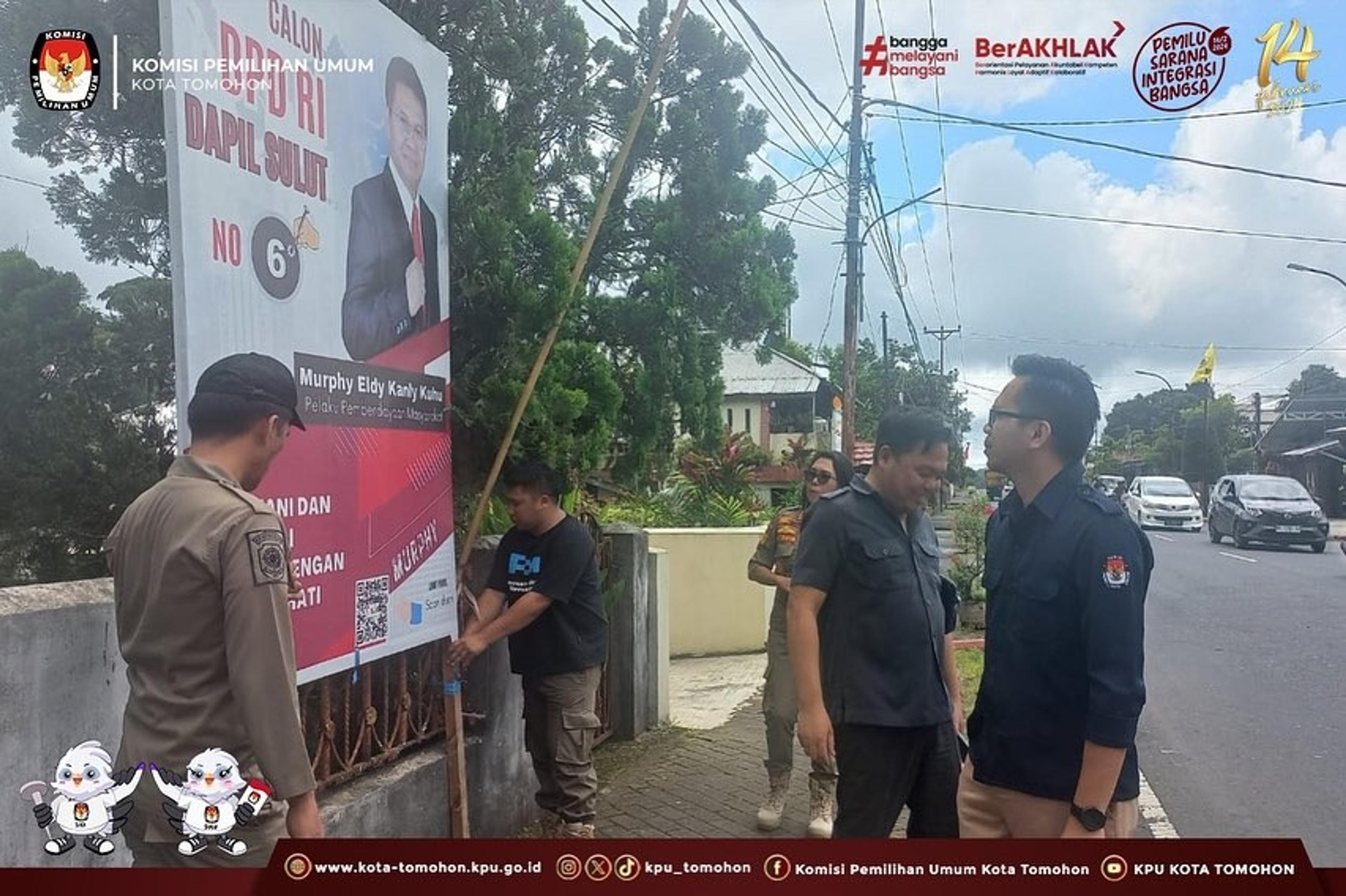 Anggota KPU Tomohon Saksikan Penertiban APK Pemilu 2024 oleh Bawaslu