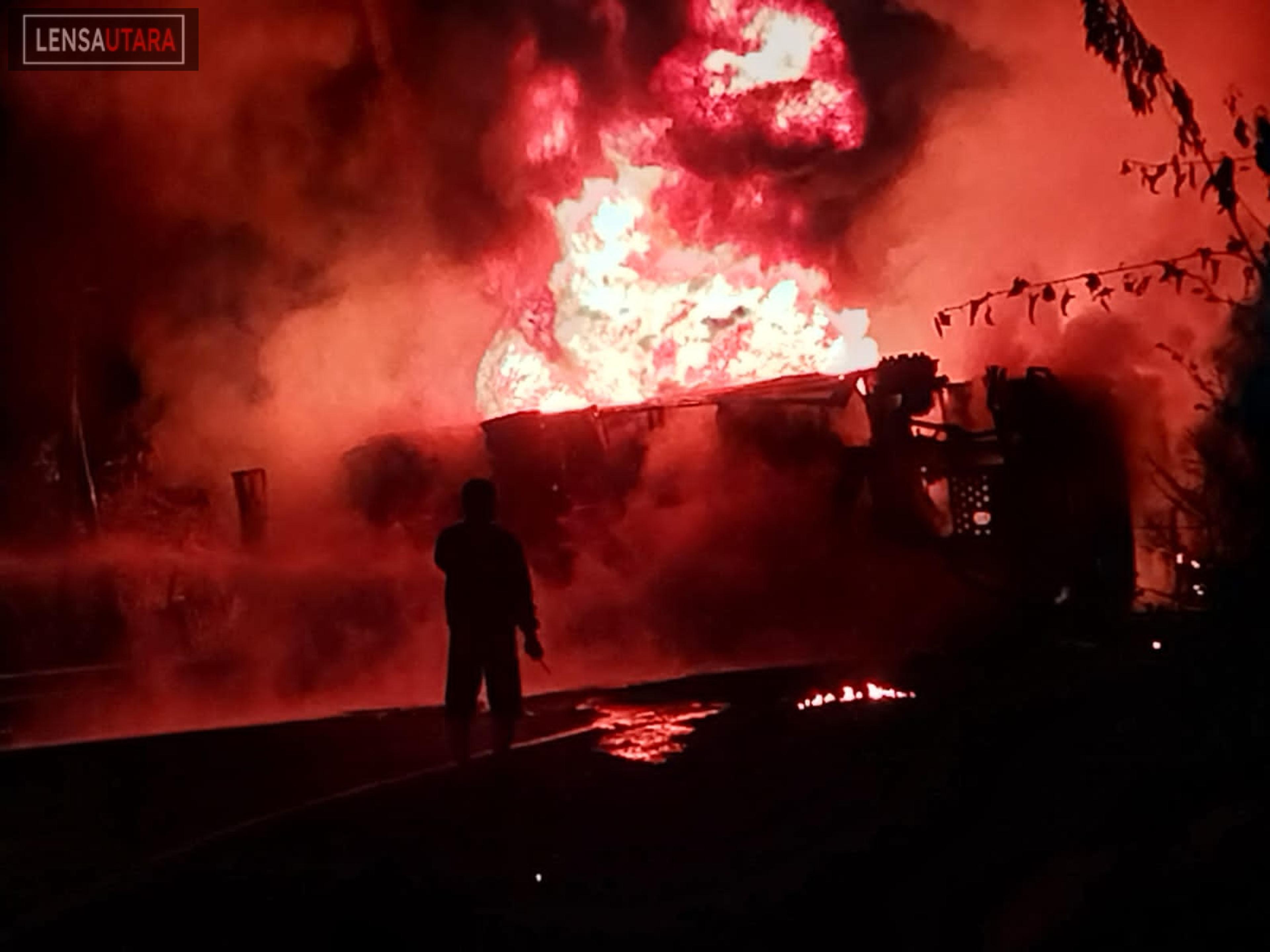 Truk Tangki BBM Terbakar Bersama 2 Kendaraan Avanza, 4 Tewas 3 Luka-luka