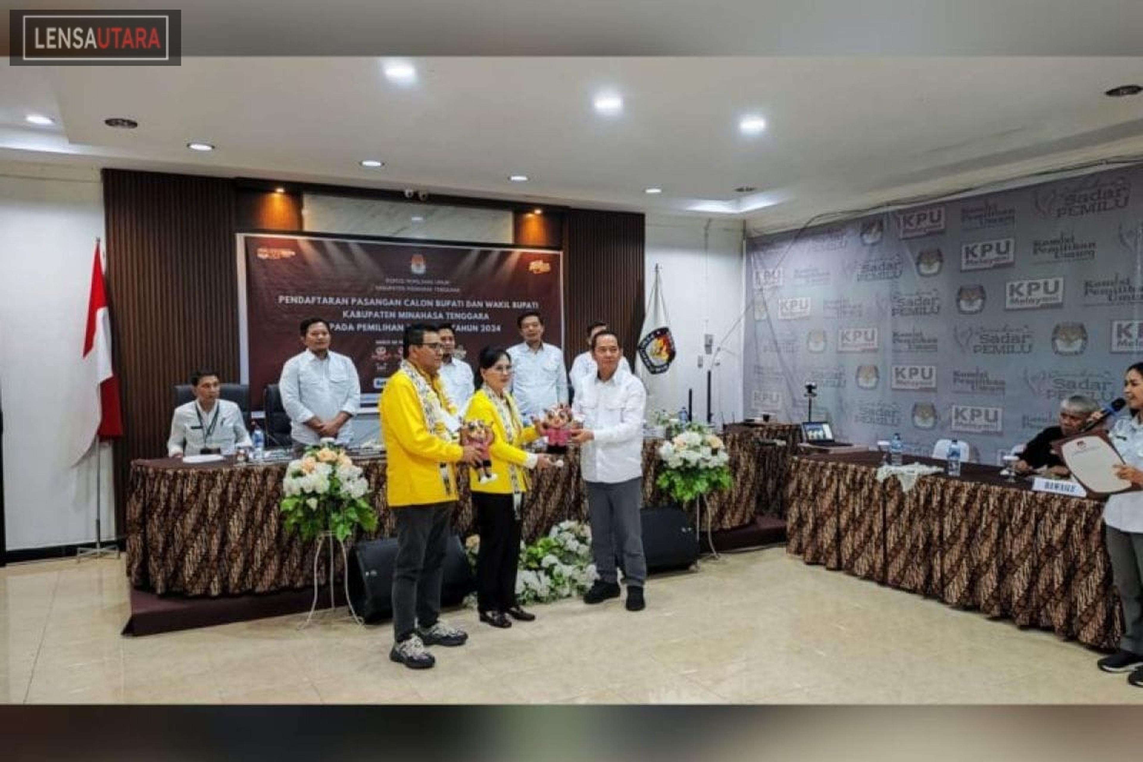 Jein Rende-Ascke Benu Diantar Ratusan Pendukung Mendaftar di KPU Minahasa Tenggara