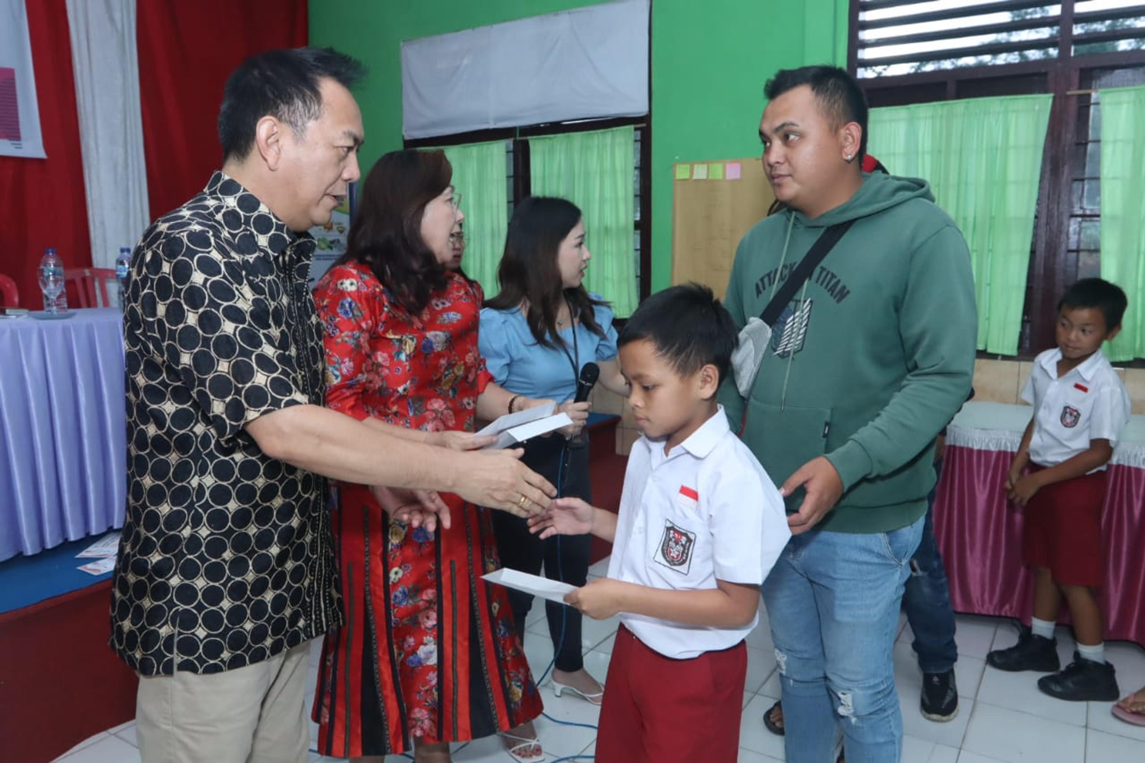 Pemkot Tomohon Salurkan Bantuan Beasiswa untuk Siswa Kurang Mampu